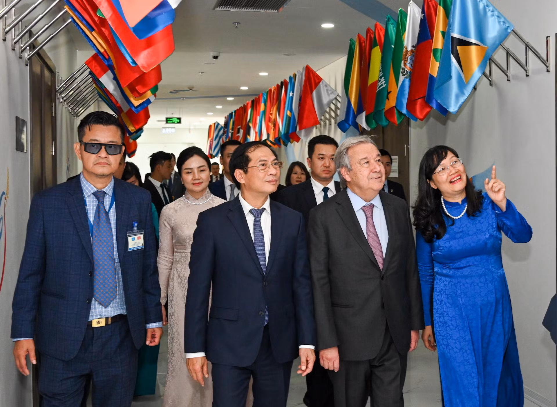 Tổng Thư ký Liên hợp quốc Antonio Guterres và Bộ trưởng Ngoại giao Bùi Thanh Sơn thăm quan khu vực Sảnh Liên hợp quốc.