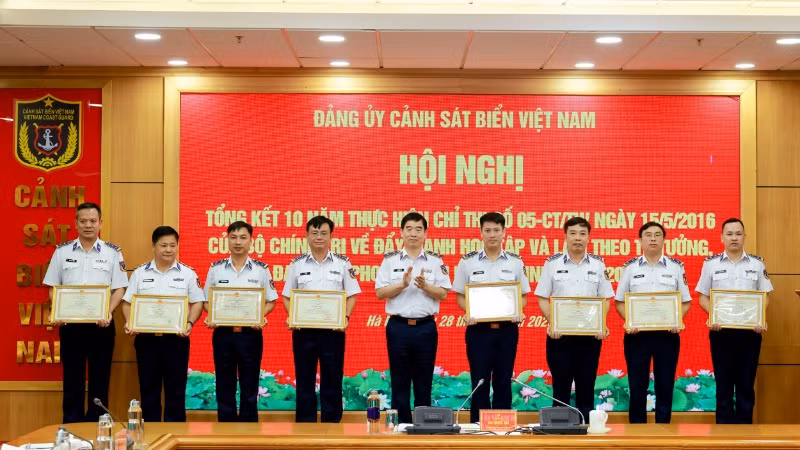 Trao tặng bằng khen cho các tập thể, cá nhân có thành tích xuất sắc trong việc thực hiện Chỉ thị số 05.