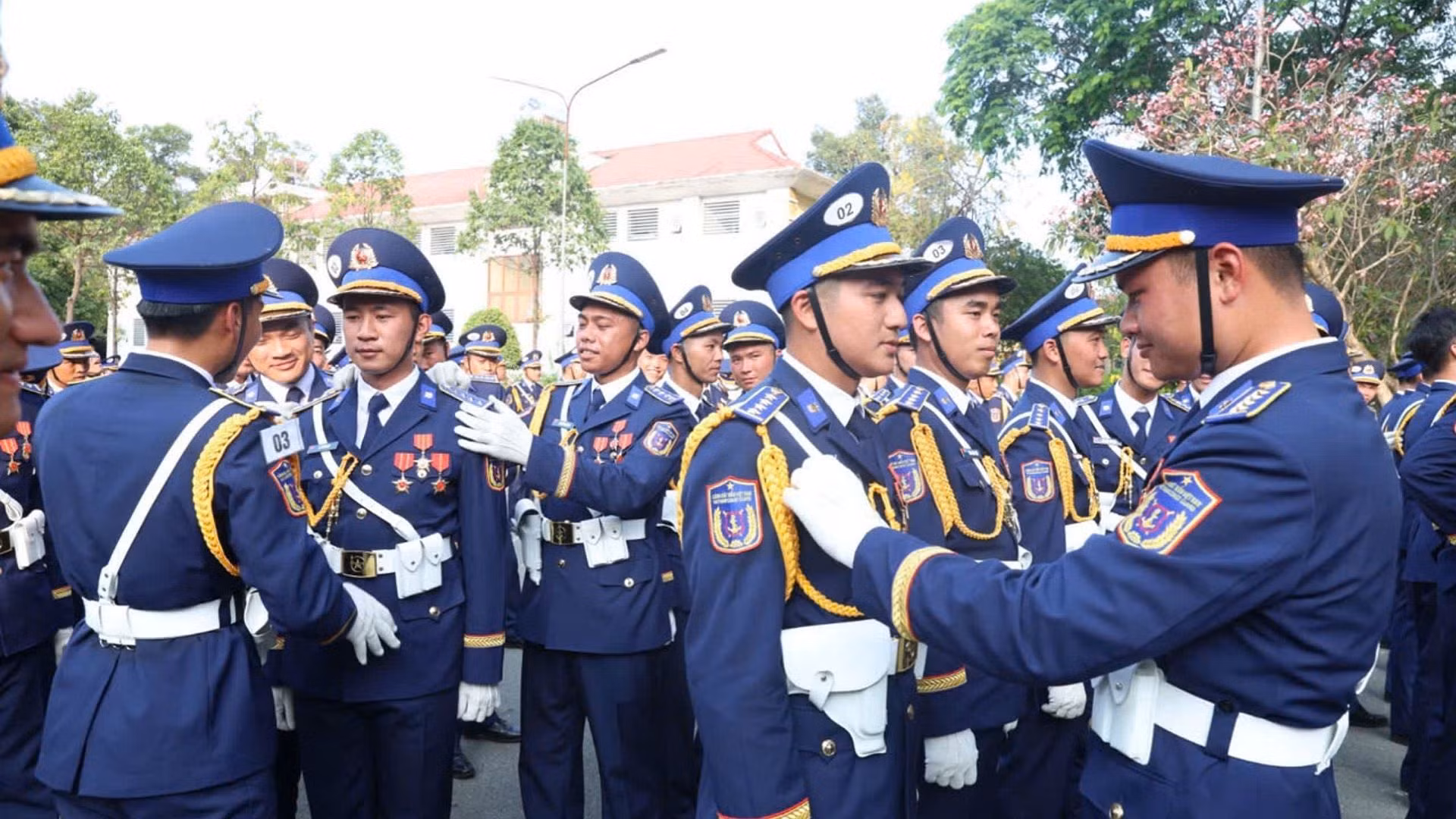 Các chiến sĩ giúp nhau chỉnh trang quân phục, tác phong trước giờ luyện tập.