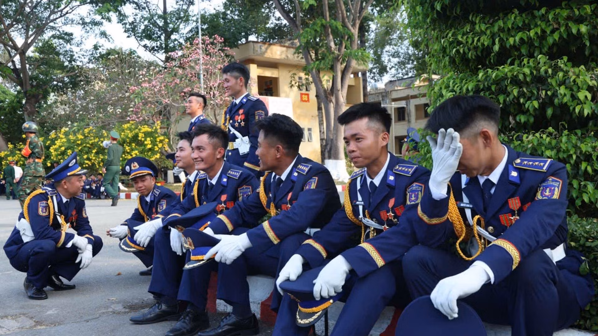 Những phút nghỉ ngơi của các chiến sĩ khối đi.