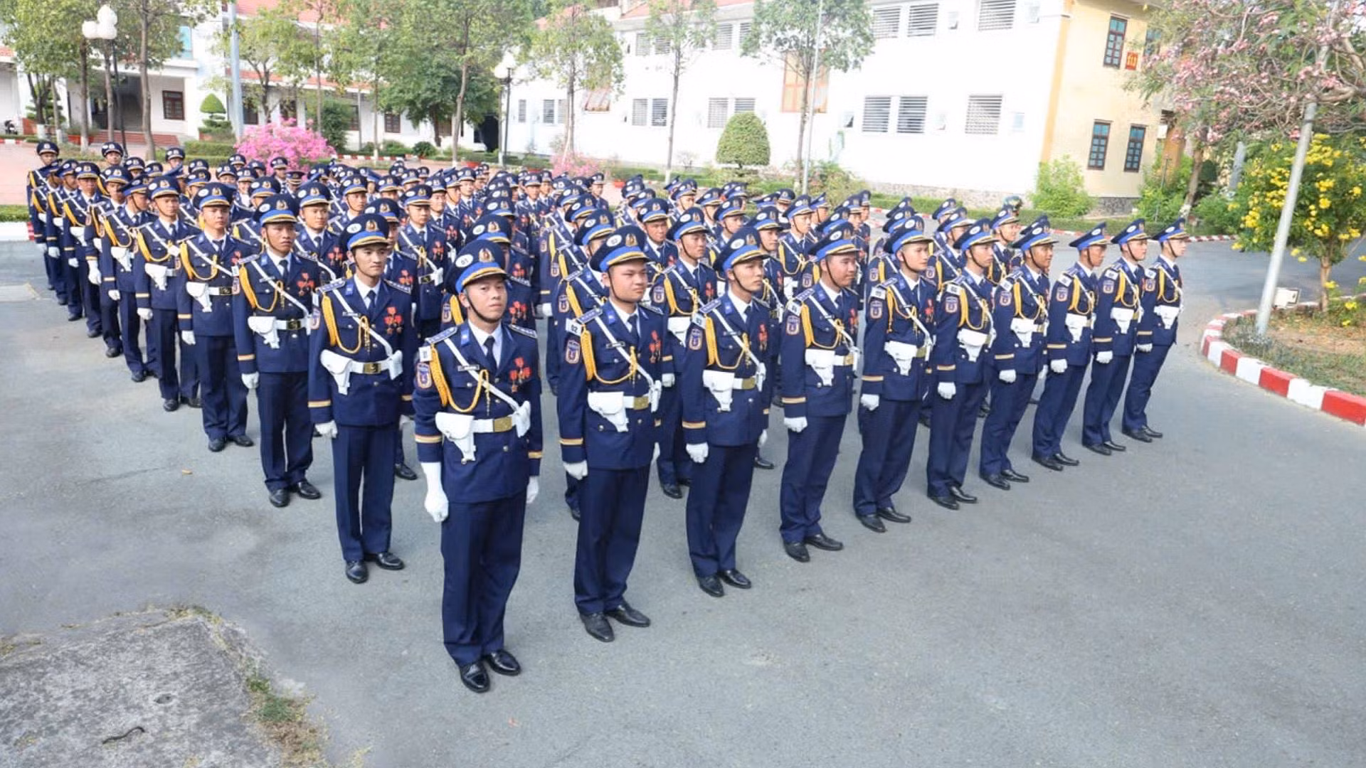 Khối đi Cảnh sát biển Việt Nam vững chắc, uy nghiêm, đội hình đều, đẹp.