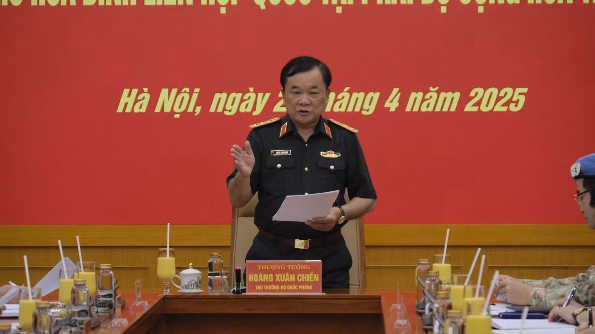 Thượng tướng Hoàng Xuân Chiến, Ủy viên Trung ương Đảng, Ủy viên Thường vụ Quân ủy Trung ương, Thứ trưởng Quốc phòng, Tổ trưởng Tổ Công tác liên ngành, Trưởng Ban Chỉ đạo Bộ Quốc phòng về tham gia hoạt động gìn giữ hòa bình Liên hợp quốc, phát biểu ý kiến.