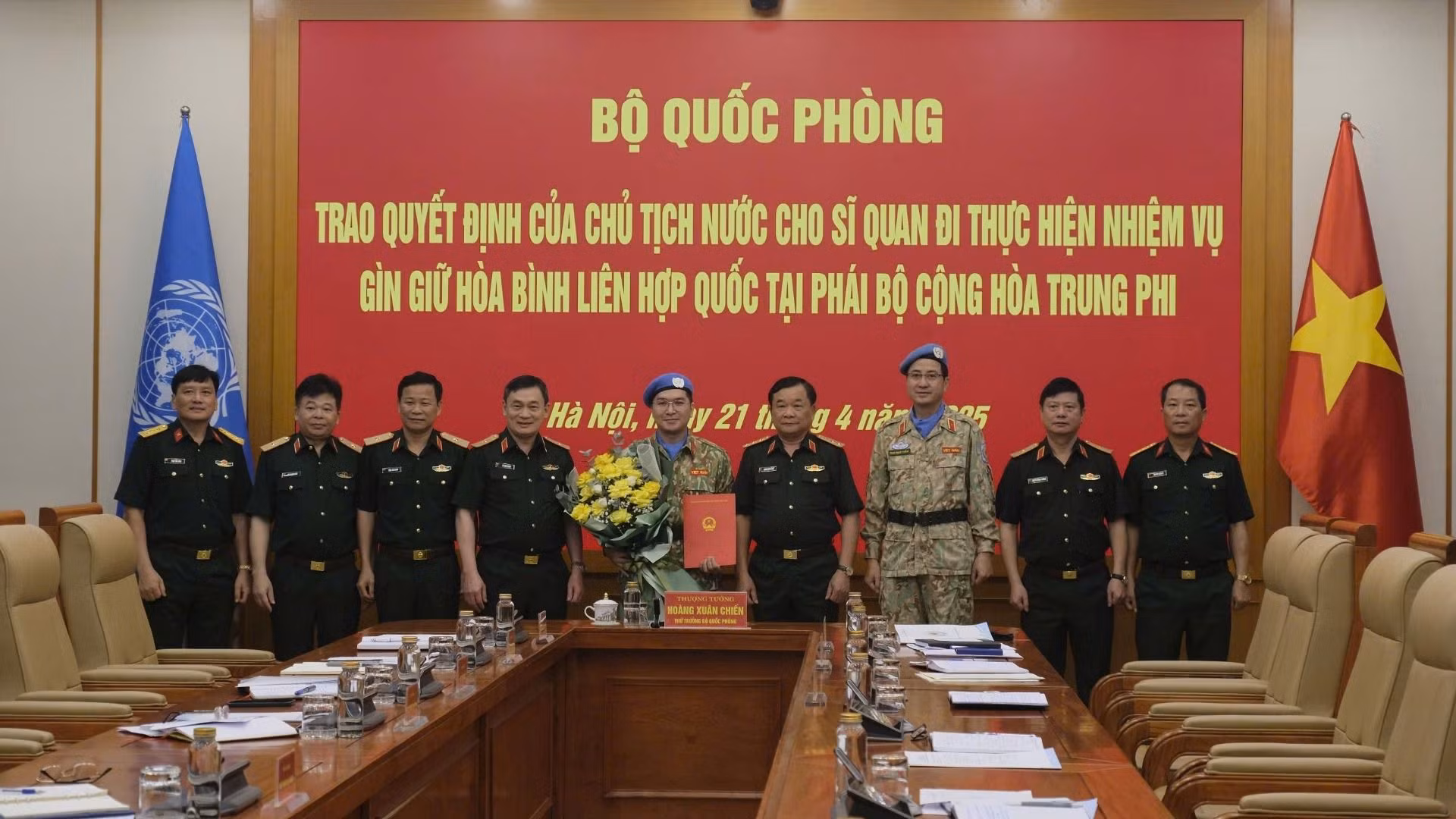 Các đại biểu chụp ảnh tại buổi trao quyết định.