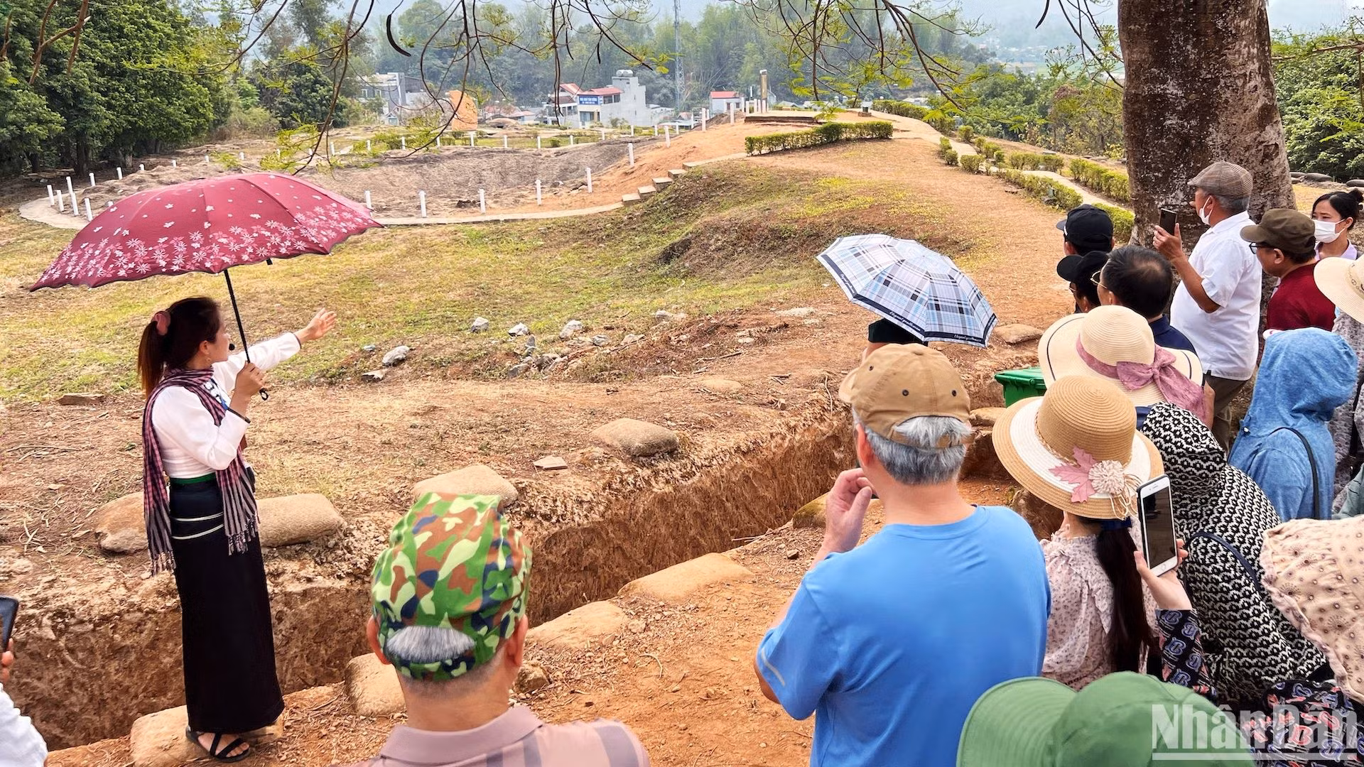 Hướng dẫn viên thuyết minh về hố bộc phá trên Đồi A1.
