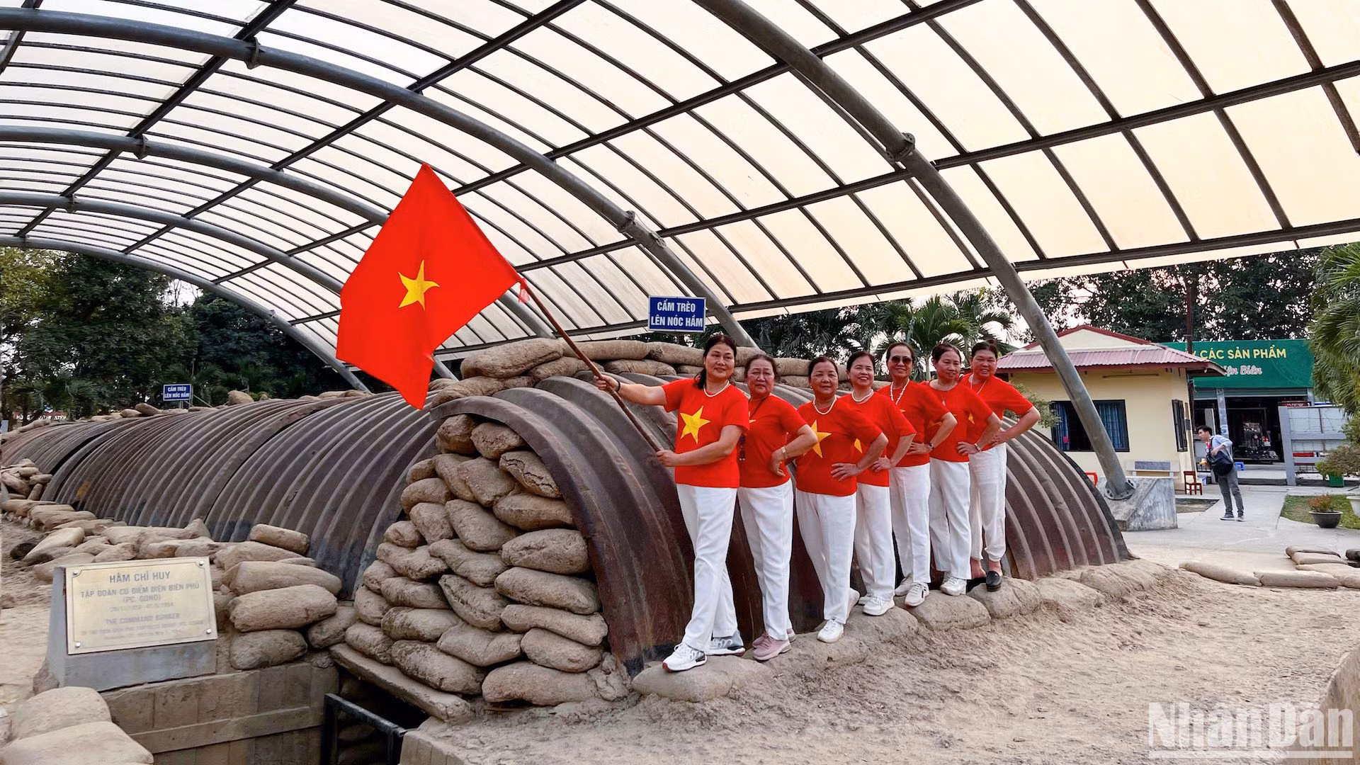 Du khách check-in tại Hầm Đờ Cát.