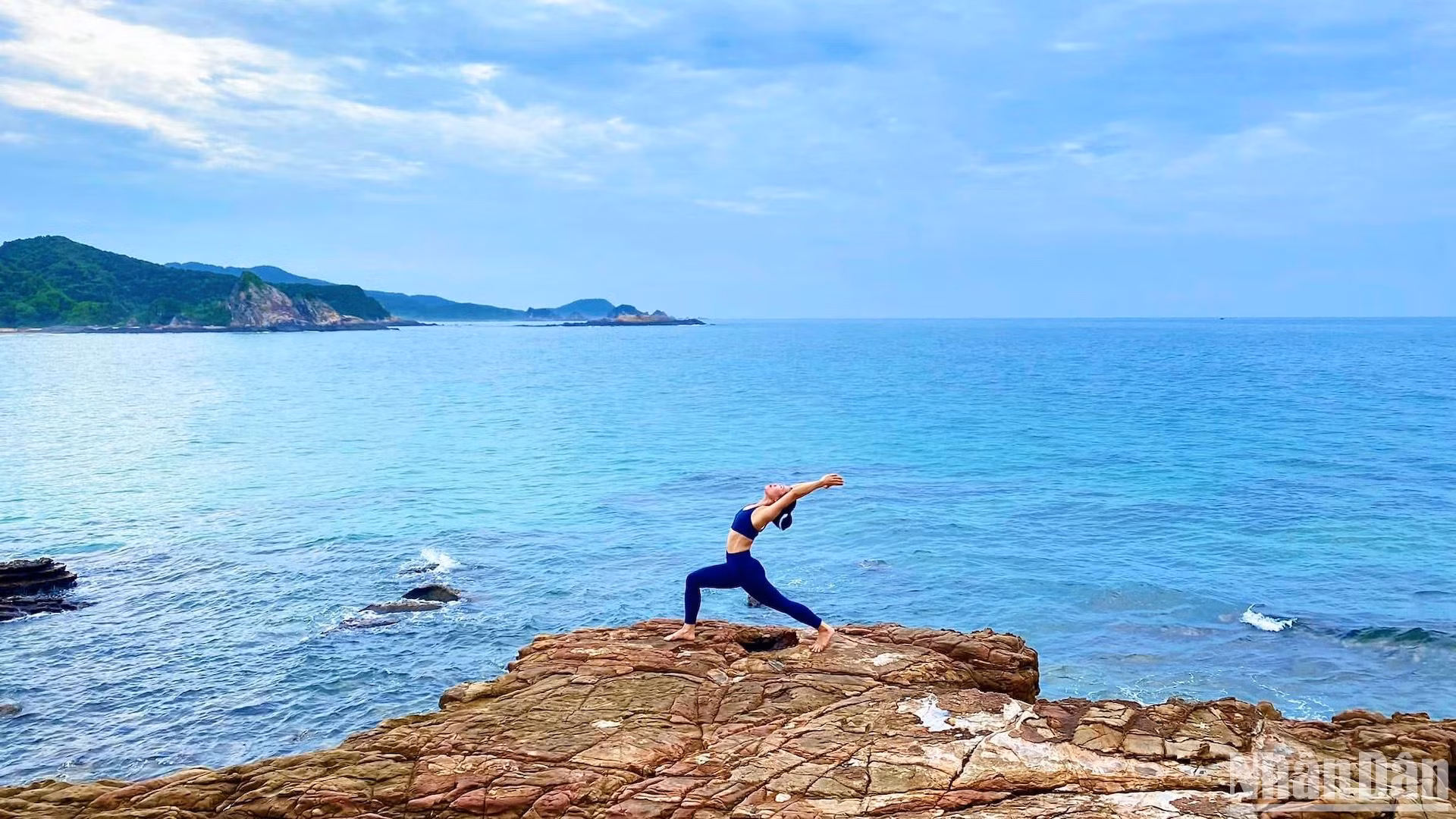 Từ bài tập yoga đầy thư giãn trên bãi biển C76 vào sáng sớm...