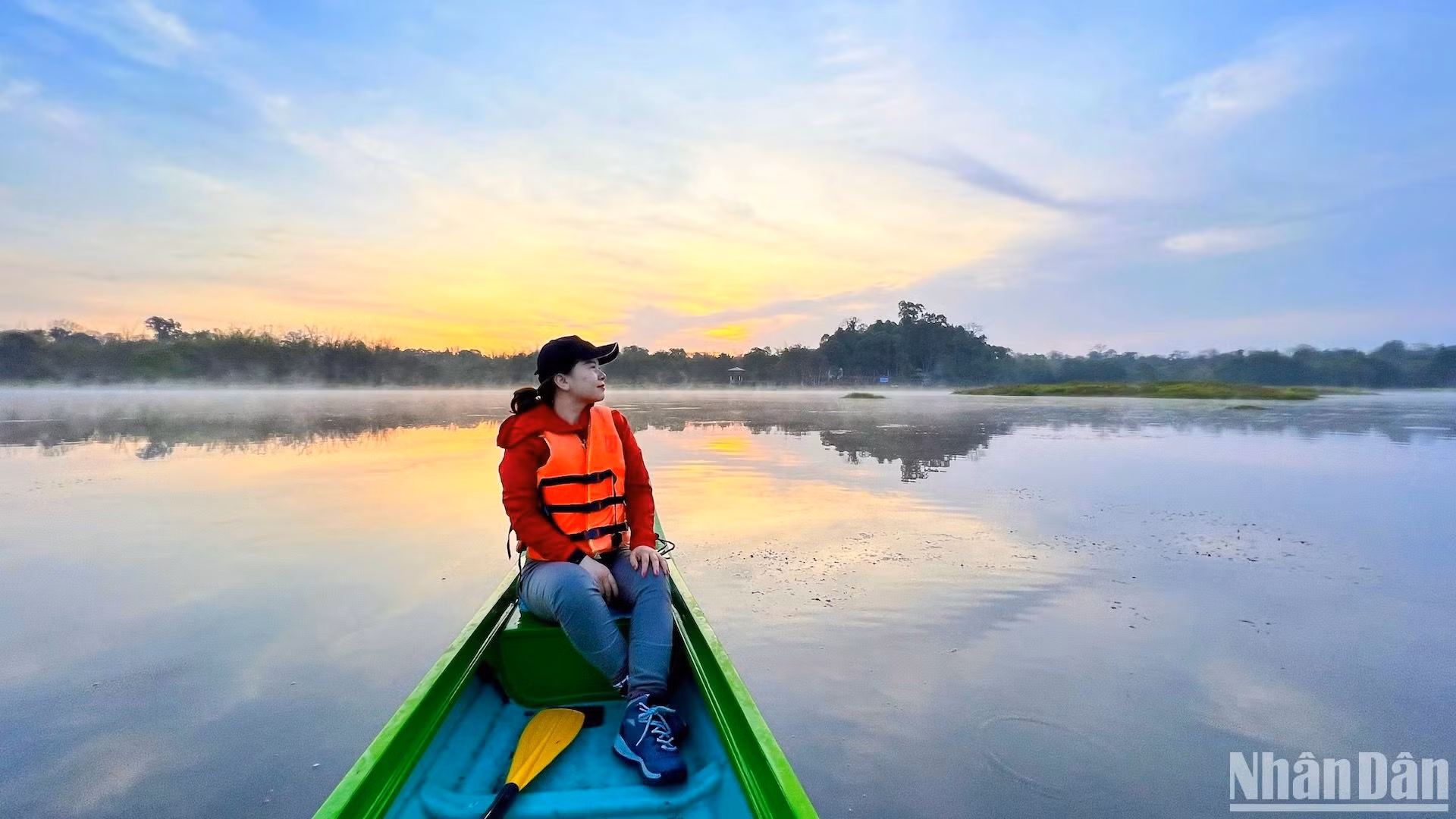 Du khách Trần Thị Anh Trâm (Hà Nội) dành kỳ nghỉ 4 ngày 3 đêm ở Vườn quốc gia Cát Tiên, trong đó có 1 đêm ở Bàu Sấu. Chị bày tỏ sự thích thú và hy vọng ngày càng có nhiều các tour du lịch đi vào thiên nhiên hoang dã hấp dẫn như thế này tại Việt Nam. Du khách Trần Thị Anh Trâm (Hà Nội) dành kỳ nghỉ 4 ngày 3 đêm ở Vườn quốc gia Cát Tiên, trong đó có 1 đêm ở Bàu Sấu. Chị bày tỏ sự thích thú và hy vọng ngày càng có nhiều các tour du lịch đi vào thiên nhiên hoang dã hấp dẫn như thế này tại Việt Nam.