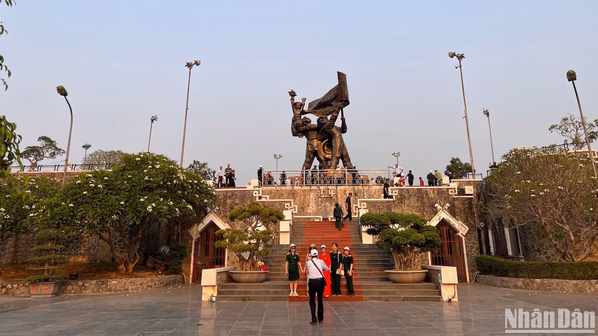 Tượng đài Chiến thắng Điện Biên Phủ là một điểm đến không thể bỏ qua khi đến với Điện Biên.