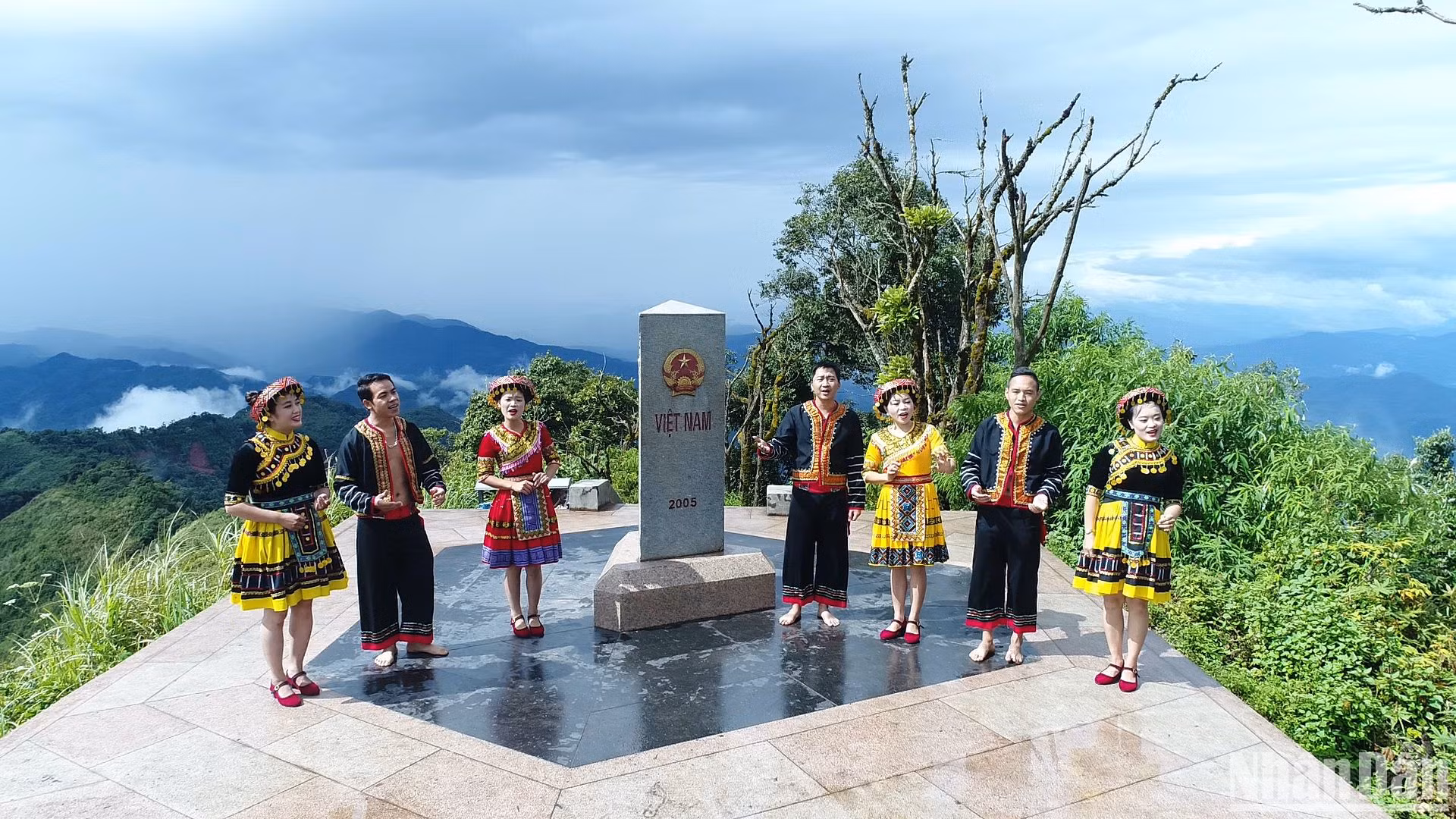Cột mốc biên giới nơi "một con gà gáy, ba nước cùng nghe".
