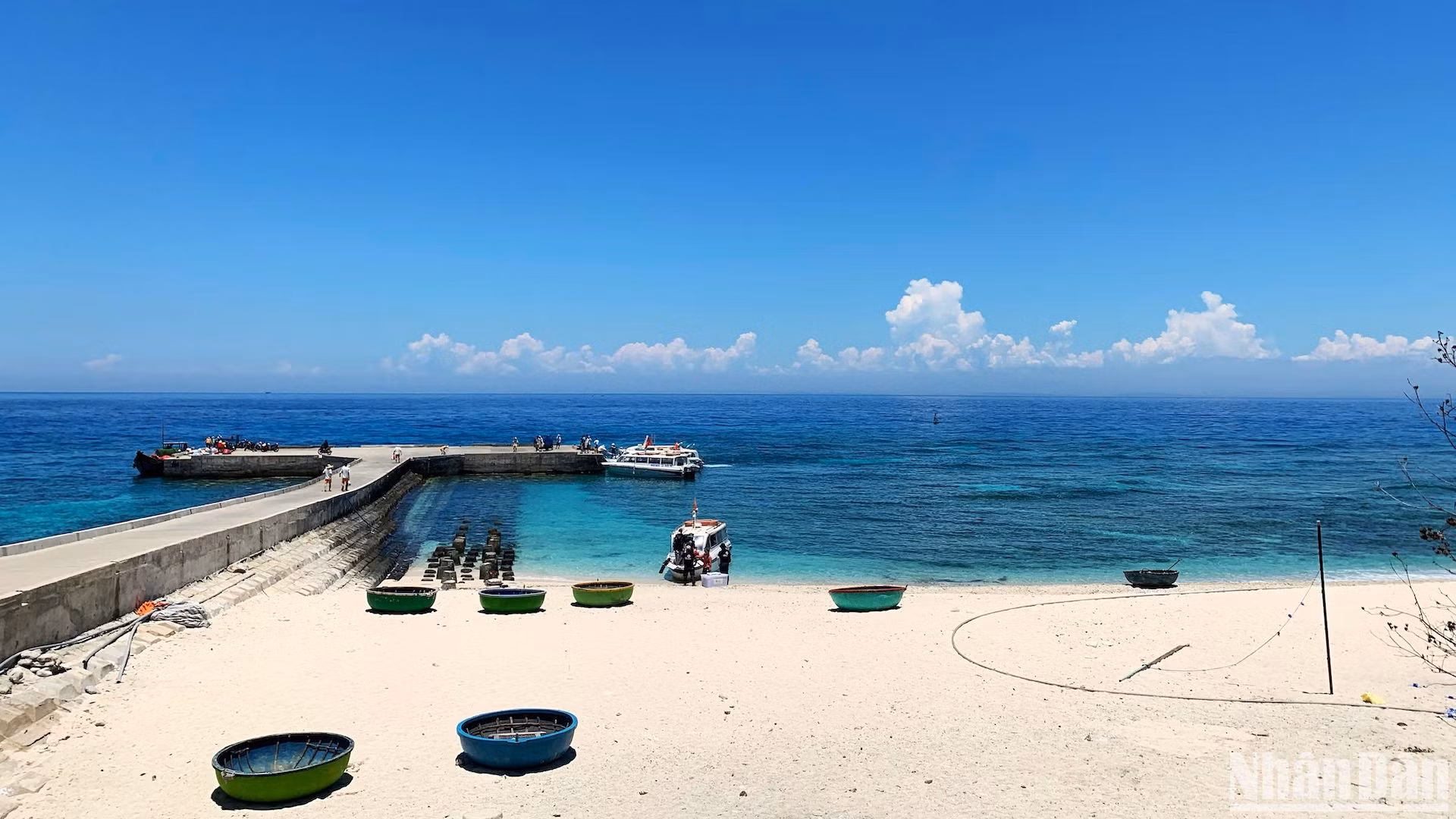 Cầu cảng đón khách đến với đảo xanh An Bình (còn được dân địa phương gọi là đảo Bé hay cù lao Bờ Bãi).