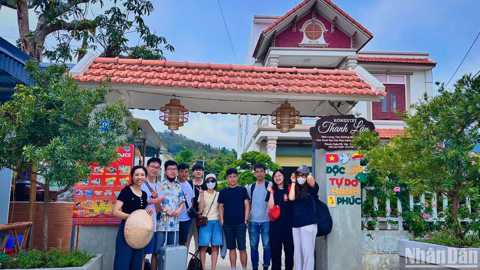 Chị Lê Thị Trang (ngoài cùng bên trái) được nhiều du khách quý mến bởi sự thân thiện và tâm huyết với công việc làm du lịch.