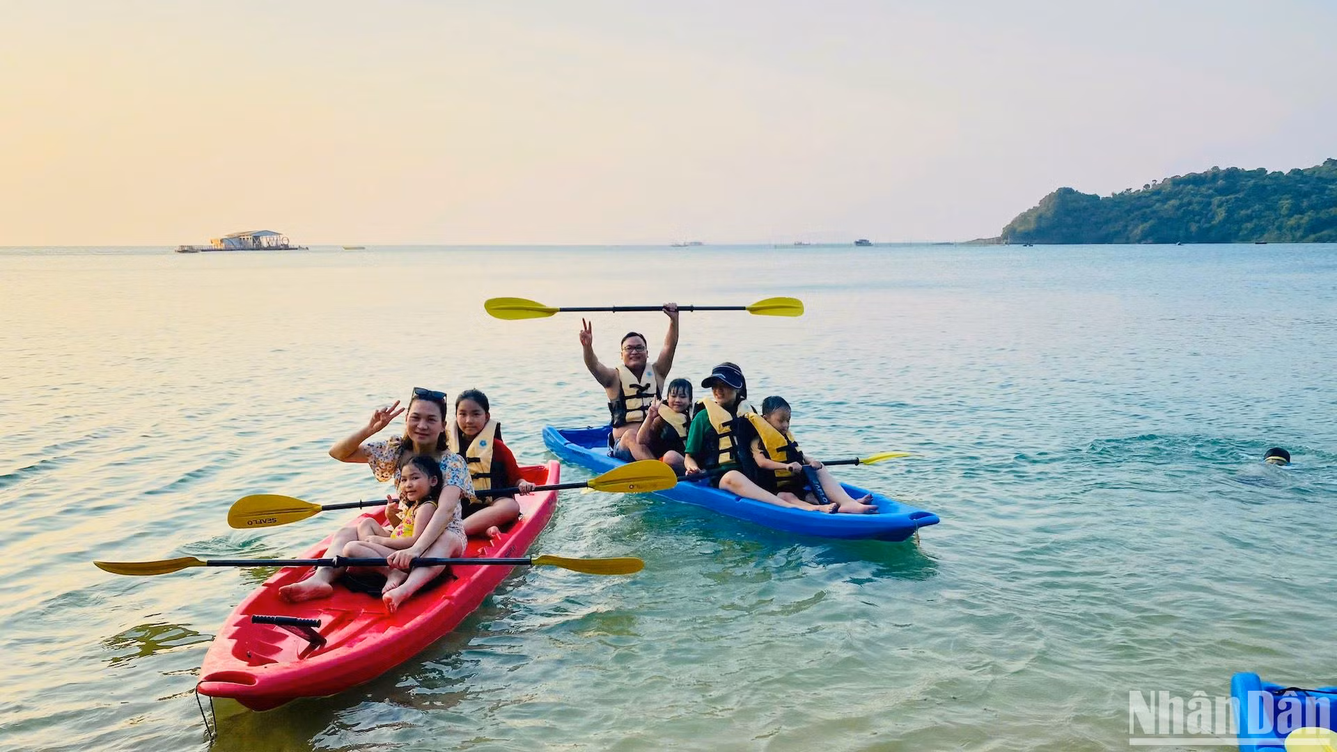 ...cho đến khoảnh khắc chèo kayak trong ráng chiều thơ mộng ở bãi Vụng Tròn.