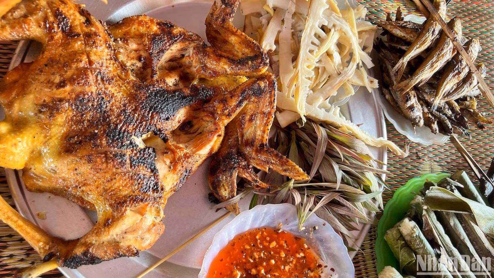 Đặc sản ẩm thực dân tộc Thái: gà đồi nướng, măng đắng, cá suối, cơm lam...