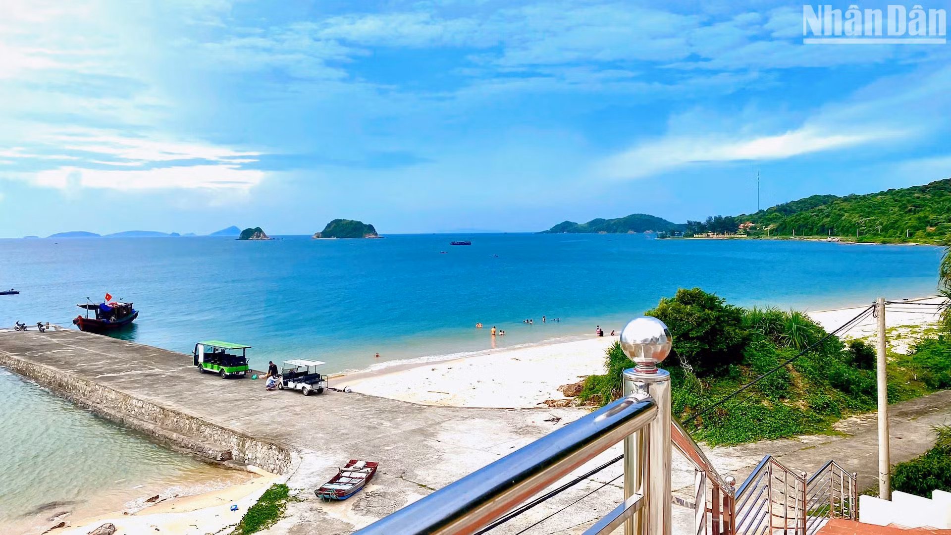 Cầu cảng tại bãi Hải Quân, một trong những bãi biển đẹp nhất Thanh Lân.