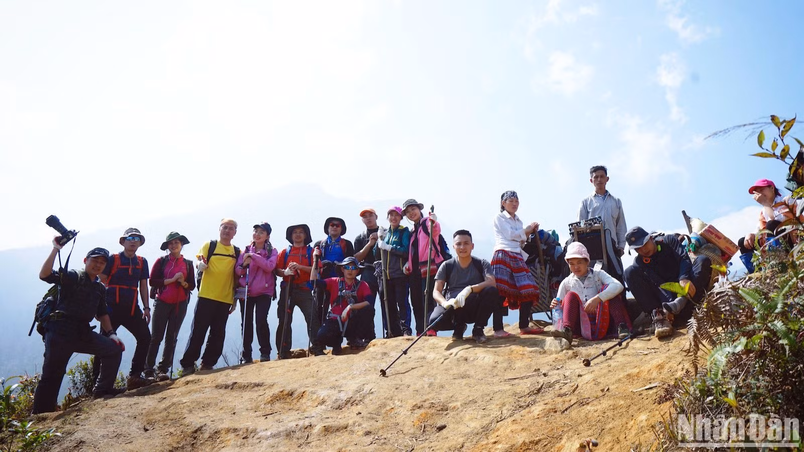 Tour leo núi Ky Quan San thường kéo dài 3 ngày 2 đêm, du khách tự chuẩn bị đồ dùng cá nhân và trang phục phù hợp. Những người dẫn đường (tour guide) và khuân vác đồ (porter) đều là dân bản địa, hầu hết là dân tộc H'Mông, Dao... Tour leo núi Ky Quan San thường kéo dài 3 ngày 2 đêm, du khách tự chuẩn bị đồ dùng cá nhân và trang phục phù hợp. Những người dẫn đường (tour guide) và khuân vác đồ (porter) đều là dân bản địa, hầu hết là dân tộc H'Mông, Dao...