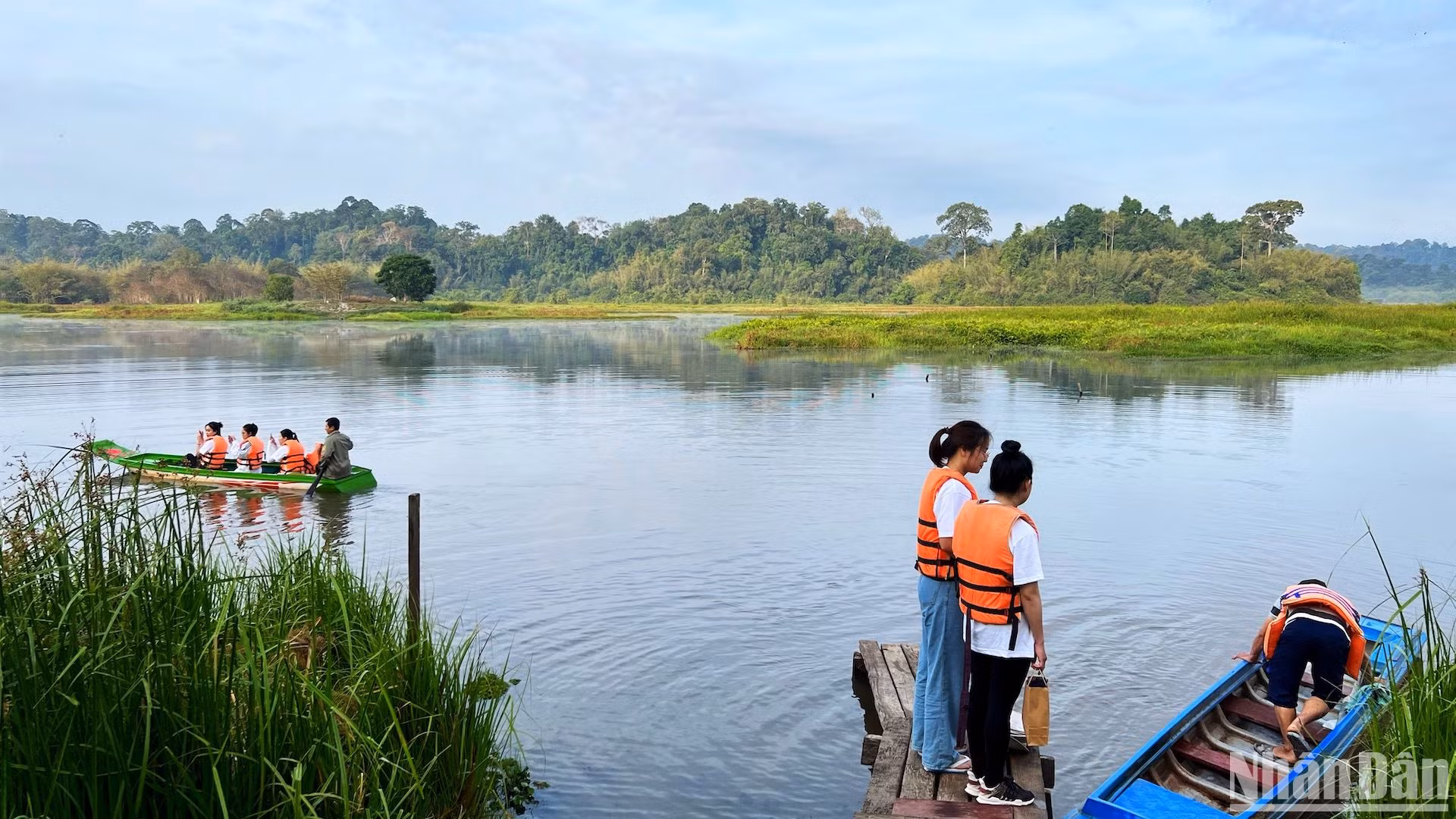 Mỗi thuyền chở 2-3 khách, được một cán bộ kiểm lâm đi kèm để chỉ đường, hướng dẫn cách chèo, giới thiệu về các loài chim, thú bắt gặp và nhất là... đi ngắm cá sấu. Mỗi thuyền chở 2-3 khách, được một cán bộ kiểm lâm đi kèm để chỉ đường, hướng dẫn cách chèo, giới thiệu về các loài chim, thú bắt gặp và nhất là... đi ngắm cá sấu.