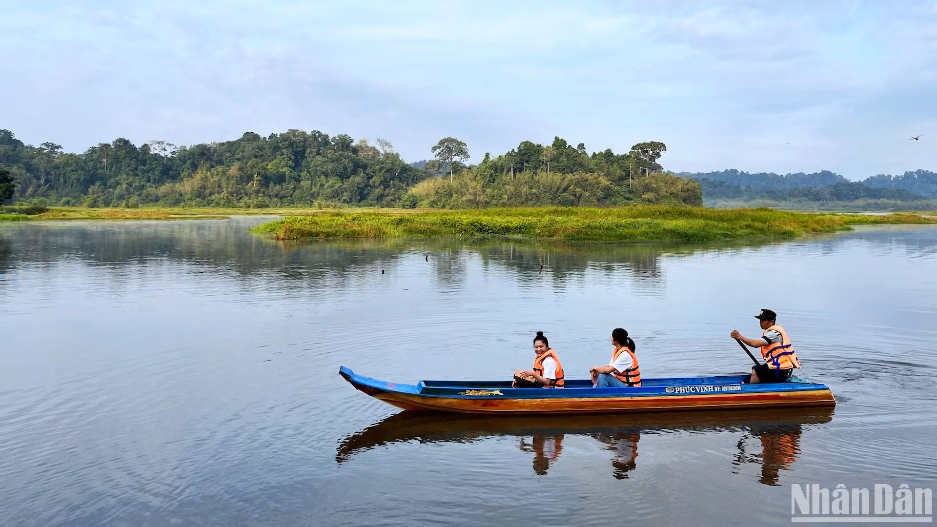 Một tour đi thuyền thường kéo dài từ 60-90 phút. Ai cùng dành nụ cười tươi tắn và lời cảm ơn chân thành tới các kiểm lâm viên thân thiện, nhiệt tình. Một tour đi thuyền thường kéo dài từ 60-90 phút. Ai cùng dành nụ cười tươi tắn và lời cảm ơn chân thành tới các kiểm lâm viên thân thiện, nhiệt tình.