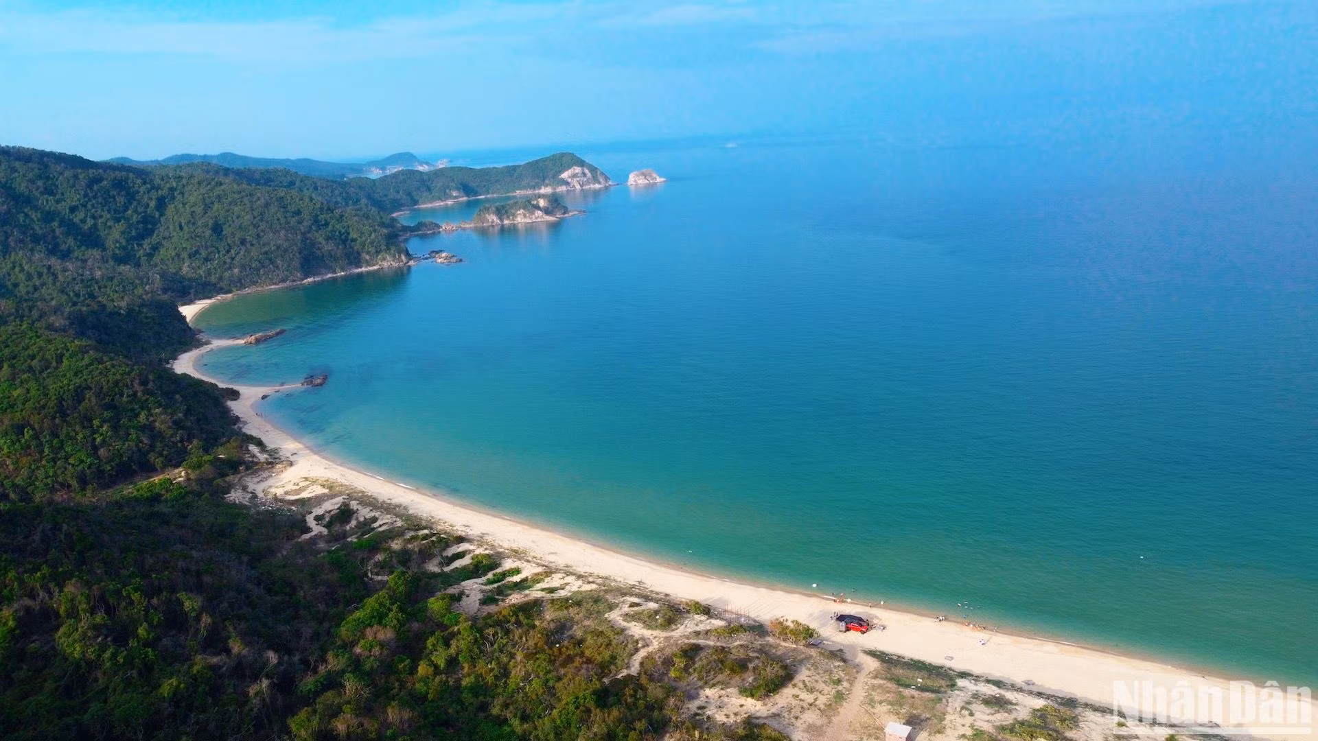 Bãi Ba Châu thuộc thôn 1, cách trụ sở UBND xã Thanh Lân khoảng 4km. Bãi hình vòng cung dài khoảng 1,5km, biển êm, thích hợp để tắm biển, cắm trại.