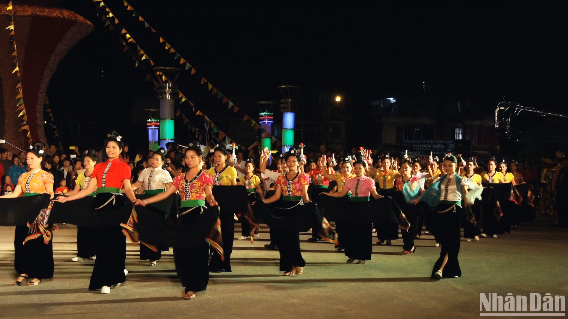 Một màn trình diễn dân ca, dân vũ của đội văn nghệ dân tộc Thái.