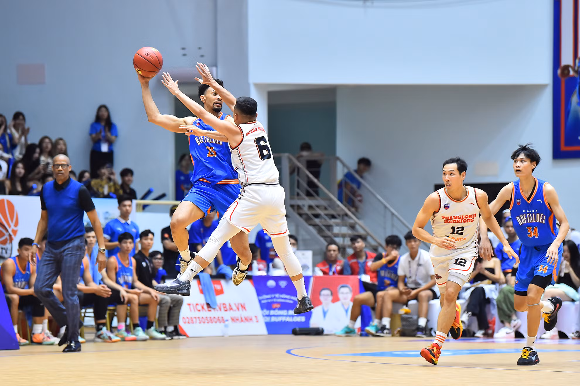 Và khi trận đấu chỉ còn hơn 1 phút, với những lợi thế có được, Thang Long Warriors cân bằng tỉ số và vươn lên dẫn trước với khoảng cách 1 điểm. Các cầu thủ đội khách chủ động phòng ngự ngay trên phần sân đối phương với mục tiêu bảo toàn thắng lợi. Thắng lợi cuối cùng với khoảng cách 5 điểm (95-90) không chỉ giúp Thang Long Warriors giữ vững vị trí thứ 3 trên bảng xếp hạng mà còn chính thức ngắt chuỗi 7 trận toàn thắng của đối thủ cùng thành phố. Và khi trận đấu chỉ còn hơn 1 phút, với những lợi thế có được, Thang Long Warriors cân bằng tỉ số và vươn lên dẫn trước với khoảng cách 1 điểm. Các cầu thủ đội khách chủ động phòng ngự ngay trên phần sân đối phương với mục tiêu bảo toàn thắng lợi. Thắng lợi cuối cùng với khoảng cách 5 điểm (95-90) không chỉ giúp Thang Long Warriors giữ vững vị trí thứ 3 trên bảng xếp hạng mà còn chính thức ngắt chuỗi 7 trận toàn thắng của đối thủ cùng thành phố.