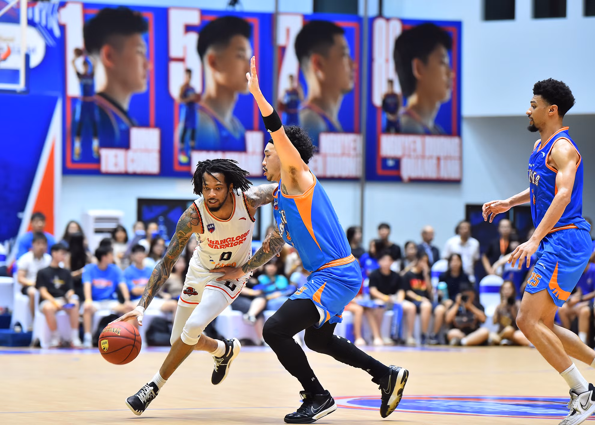 Tuy nhiên, bất ngờ đã xảy ra khi các cầu thủ Thang Long Warriors mới là những người có cảm giác bóng tốt hơn trong quãng thời gian đầu trận. Tuy nhiên, bất ngờ đã xảy ra khi các cầu thủ Thang Long Warriors mới là những người có cảm giác bóng tốt hơn trong quãng thời gian đầu trận.
