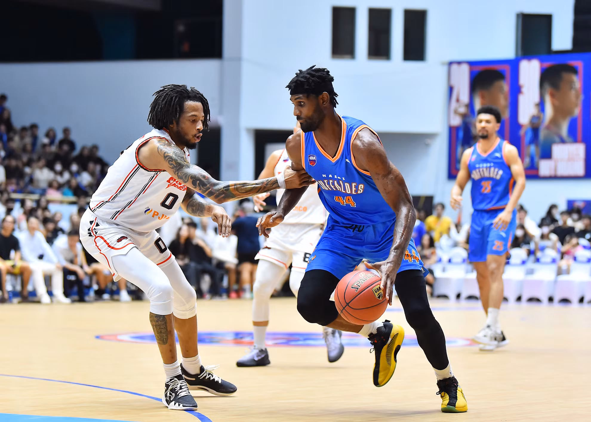 Việc Anthony January (Hanoi Buffaloes) bất ngờ dính 2 lỗi liên tiếp và bị truất quyền thi đấu do nhận đủ 5 lỗi trong trận đấu, Thang Long Warriors nhanh chóng tận dụng lợi thế khi vẫn còn đủ 2 ngoại binh thi đấu trên sân. Việc Anthony January (Hanoi Buffaloes) bất ngờ dính 2 lỗi liên tiếp và bị truất quyền thi đấu do nhận đủ 5 lỗi trong trận đấu, Thang Long Warriors nhanh chóng tận dụng lợi thế khi vẫn còn đủ 2 ngoại binh thi đấu trên sân.
