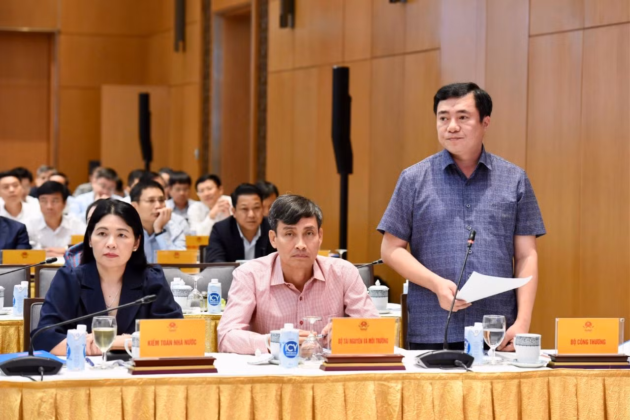Đại diện lãnh đạo Bộ Công thương phát biểu.