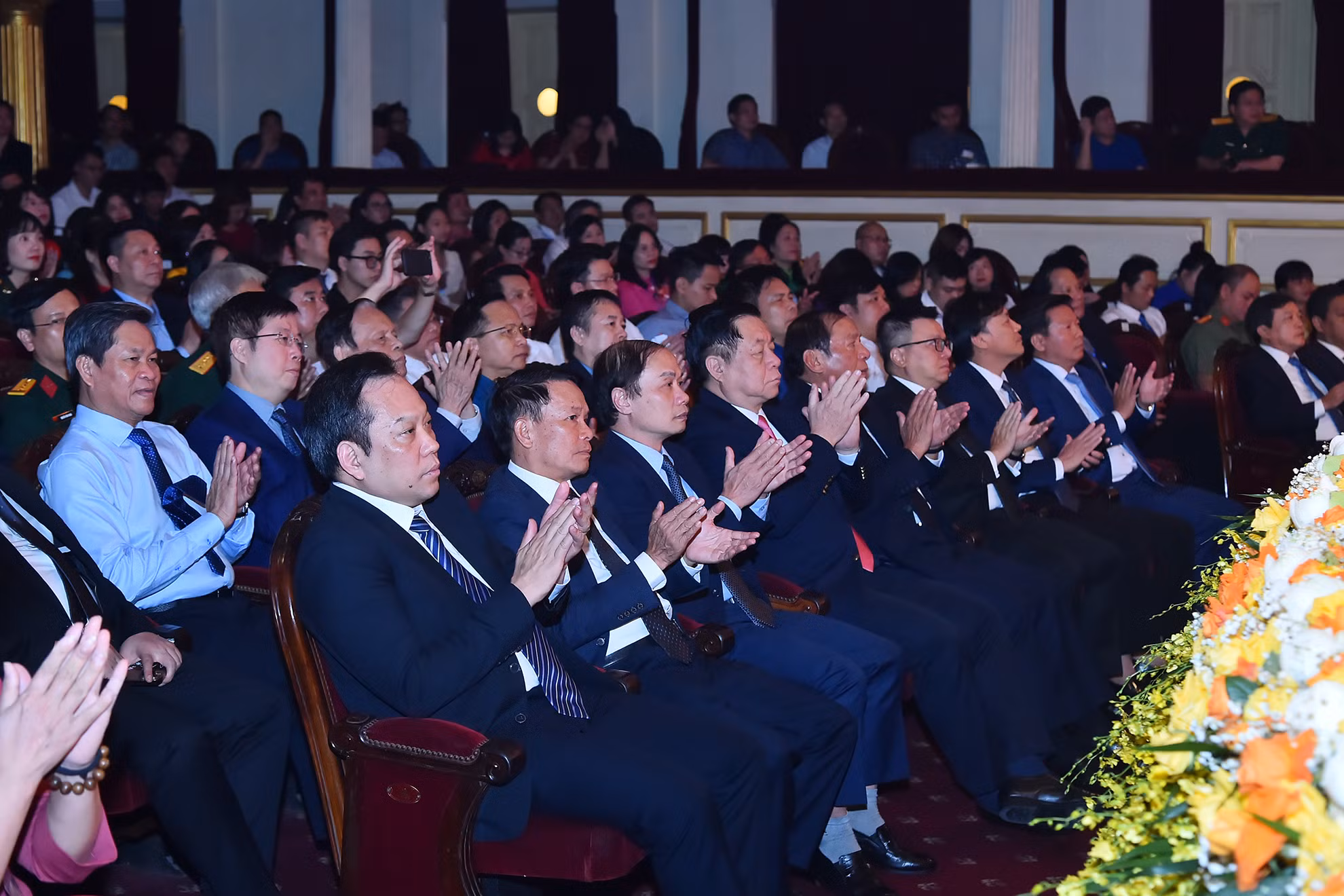Các đồng chí lãnh đạo Đảng, Nhà nước cùng các đại biểu, tác giả, nhóm tác giả đạt giải tham dự buổi lễ. Các đồng chí lãnh đạo Đảng, Nhà nước cùng các đại biểu, tác giả, nhóm tác giả đạt giải tham dự buổi lễ.