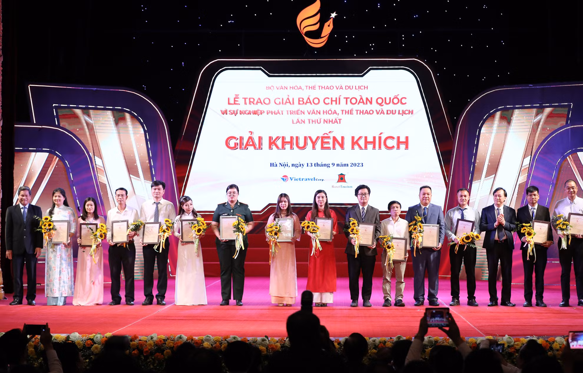 Phó Chủ tịch Tổng Liên đoàn Lao động Huỳnh Thanh Xuân và Phó Chủ nhiệm Ủy ban Văn hóa, Giáo dục của Quốc hội Phan Viết Lượng trao giải Khuyến khích cho các tác giả, đại diện nhóm tác giả đạt giải. Phó Chủ tịch Tổng Liên đoàn Lao động Huỳnh Thanh Xuân và Phó Chủ nhiệm Ủy ban Văn hóa, Giáo dục của Quốc hội Phan Viết Lượng trao giải Khuyến khích cho các tác giả, đại diện nhóm tác giả đạt giải.