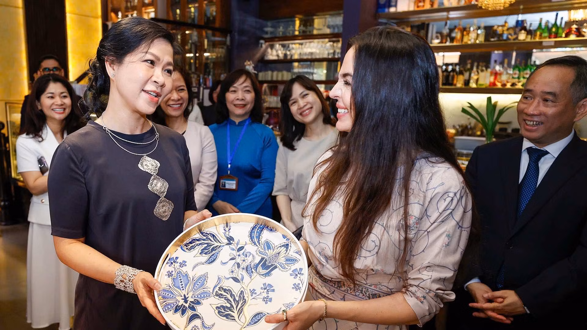 Bà Ngô Phương Ly, Phu nhân Tổng Bí thư Tô Lâm, đã tiếp bà Leyla Aliyeva, Phó Chủ tịch Quỹ Heydar Aliyev đang có chuyến công tác tại Việt Nam. (Ảnh: BNG)