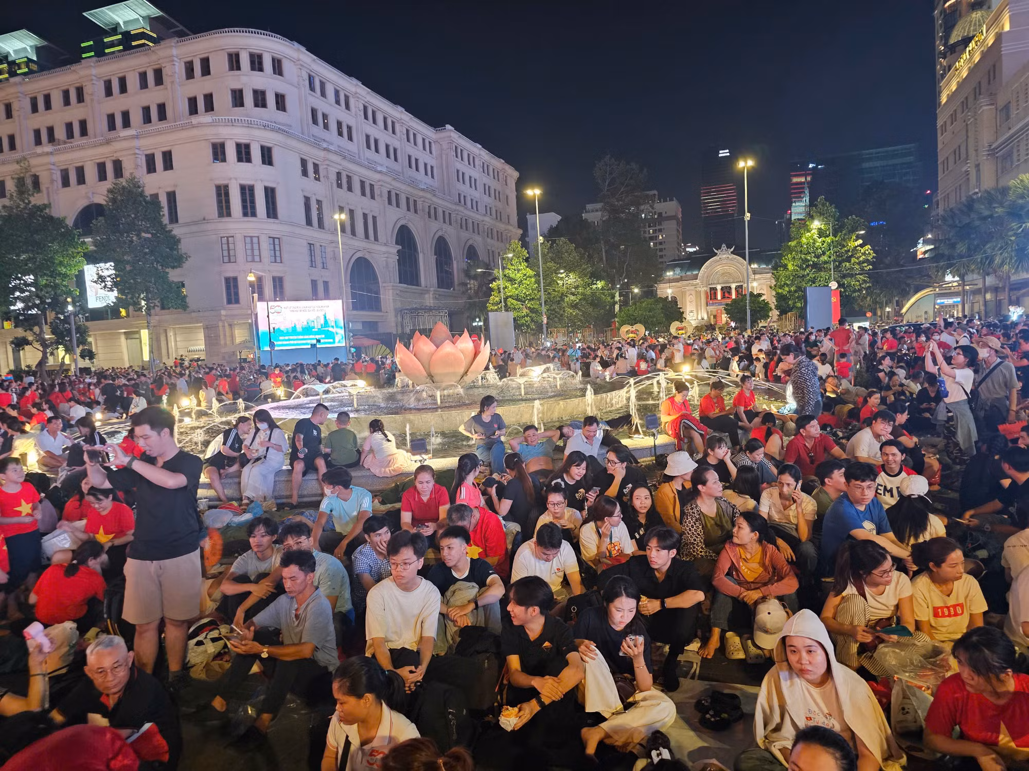 Khu vực đường Nguyễn Huệ, trước trụ sở Ủy ban nhân dân Thành phố Hồ Chí Minh, cũng thu hút rất đông người dân tập trung chờ xem diễu binh. (Ảnh: HẢI AN)
