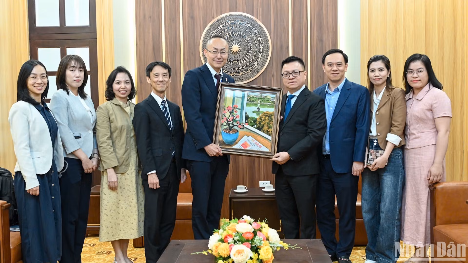Tổng Biên tập Lê Quốc Minh, Trưởng Đại diện JICA tại Việt Nam Kobayashi Yosuke cùng đại diện Báo Nhân Dân và JICA tại buổi làm việc. (Ảnh: BÙI GIANG)