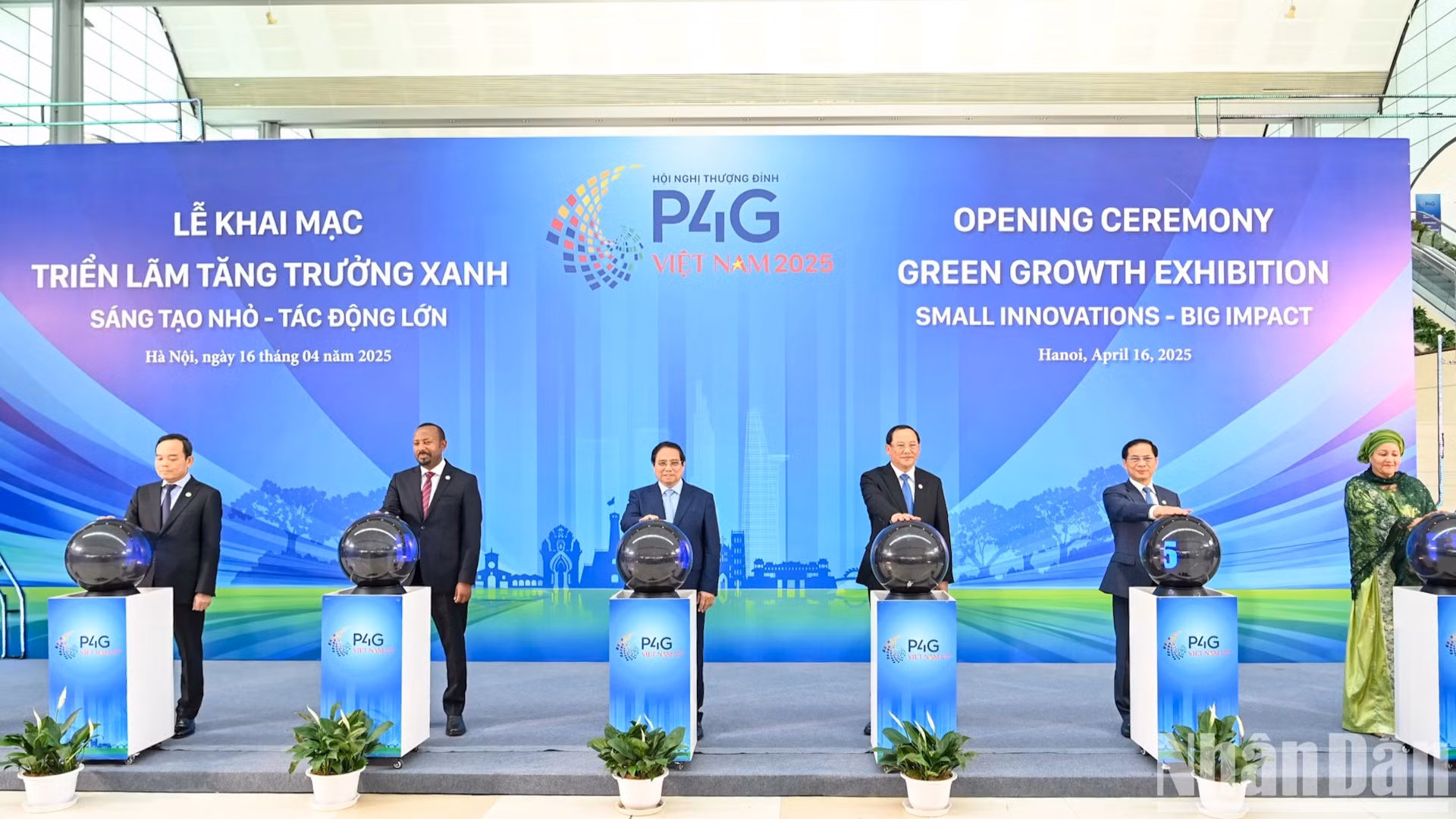 Thủ tướng Phạm Minh Chính và các đại biểu thực hiện nghi thức khai mạc triển lãm Tăng trưởng xanh, sự kiện trong khuôn khổ Hội nghị P4G 2025. (Ảnh: DUY LINH)