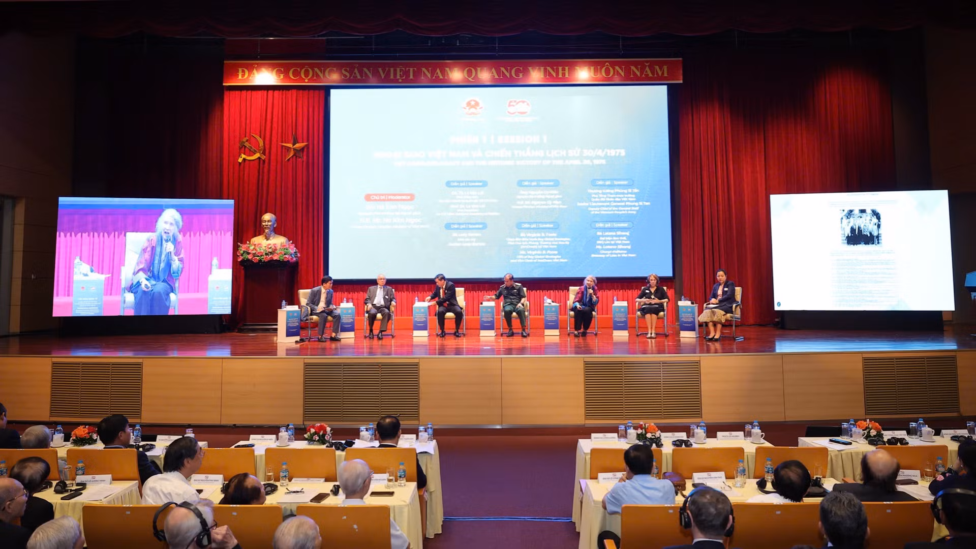 Các chuyên gia trao đổi tại Hội thảo khoa học quốc tế "50 năm thống nhất đất nước: Vai trò kiến tạo hòa bình của ngoại giao trong lịch sử và hiện tại”. (Ảnh: Giang Hồng)