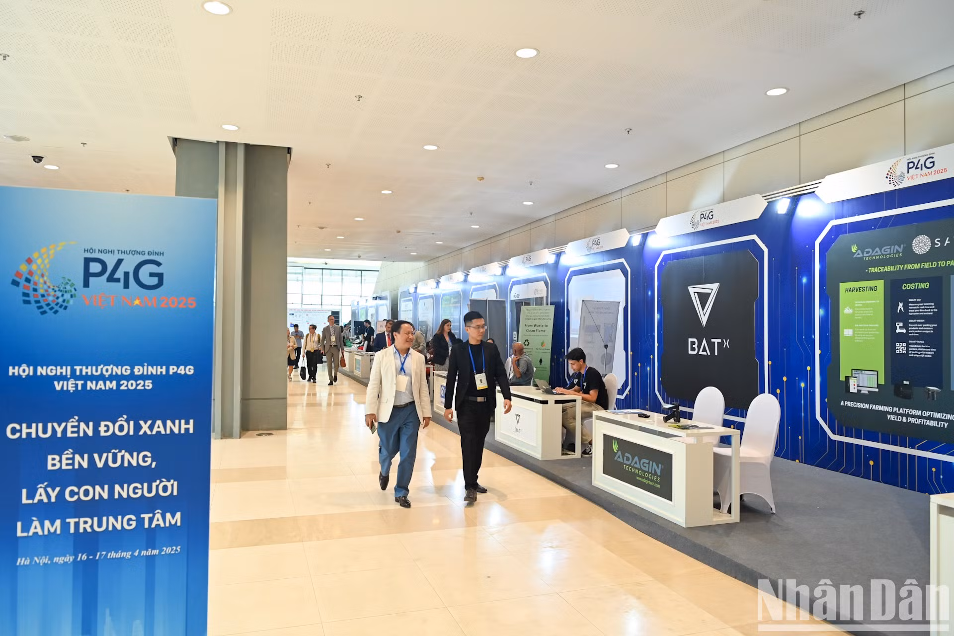 Nhiều dự án công nghệ được giới thiệu tại Triển lãm về Tăng trưởng xanh trong khuôn khổ Hội nghị Thượng đỉnh Diễn đàn Đối tác vì Tăng trưởng xanh và Mục tiêu toàn cầu 2030 (P4G) lần thứ 4. (Ảnh: DUY LINH)