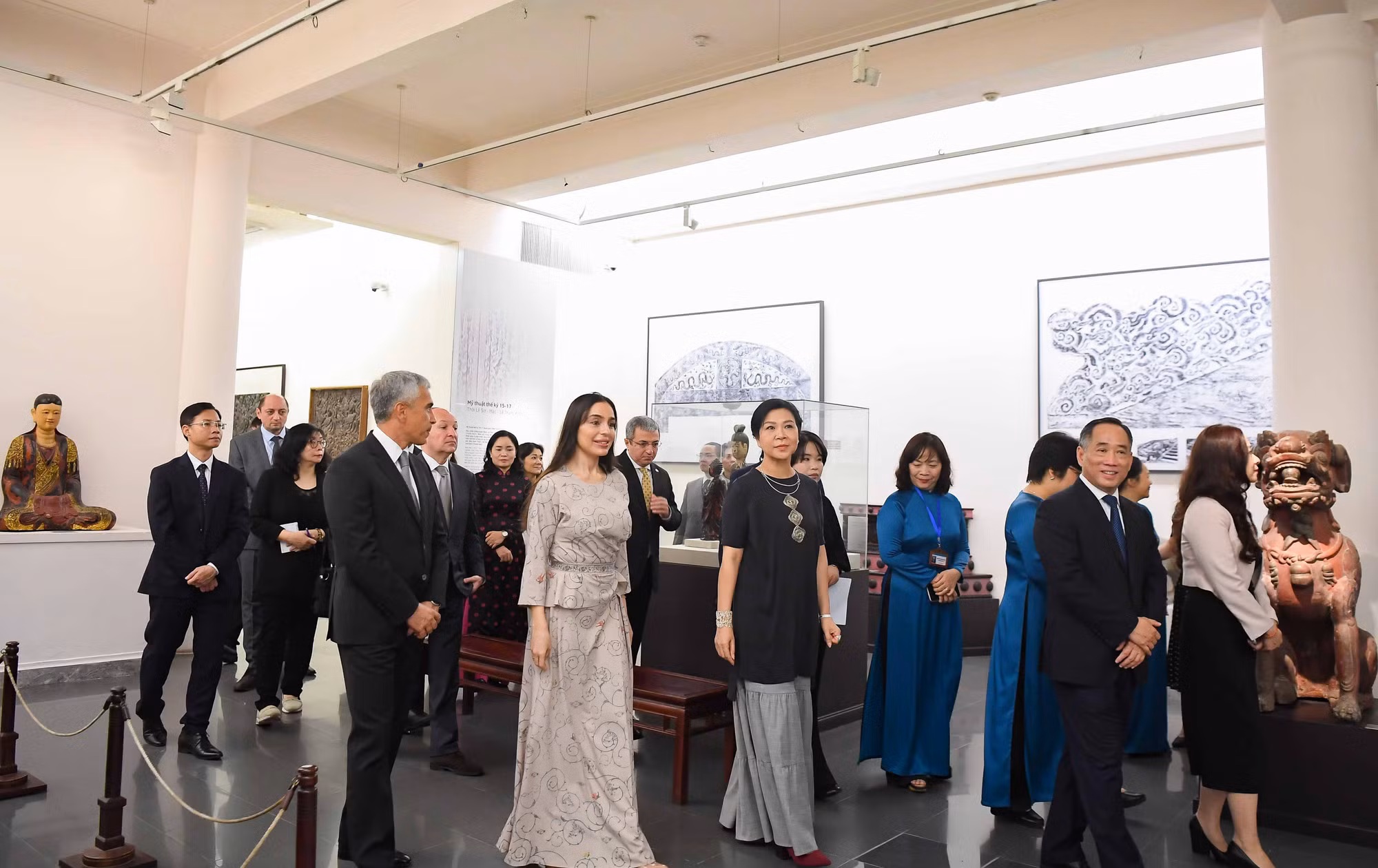 Bà Ngô Phương Ly, Phu nhân Tổng Bí thư Tô Lâm, và bà Leyla Aliyeva, Phó Chủ tịch Quỹ Heydar Aliyev tại Bảo tàng Mỹ thuật Việt Nam. (Ảnh: BNG)