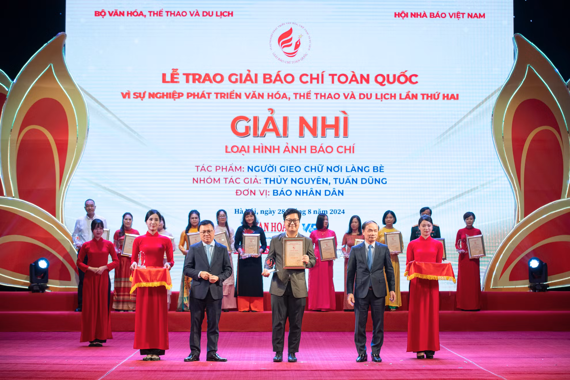 Phóng viên ảnh Báo Nhân Dân nhận giải Nhì.