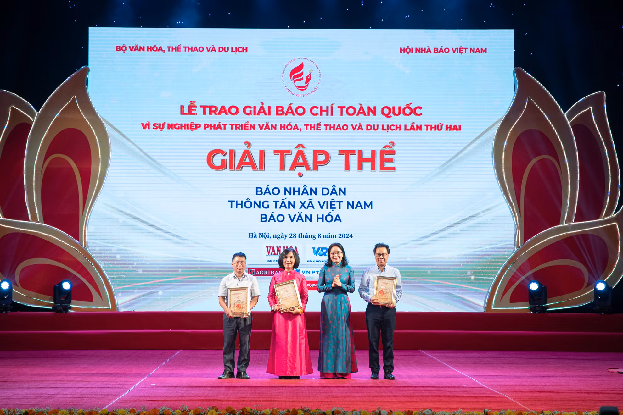 Ba đơn vị Báo Nhân Dân, Thông tấn xã Việt Nam và Báo Văn hóa nhận giải Tập thể.