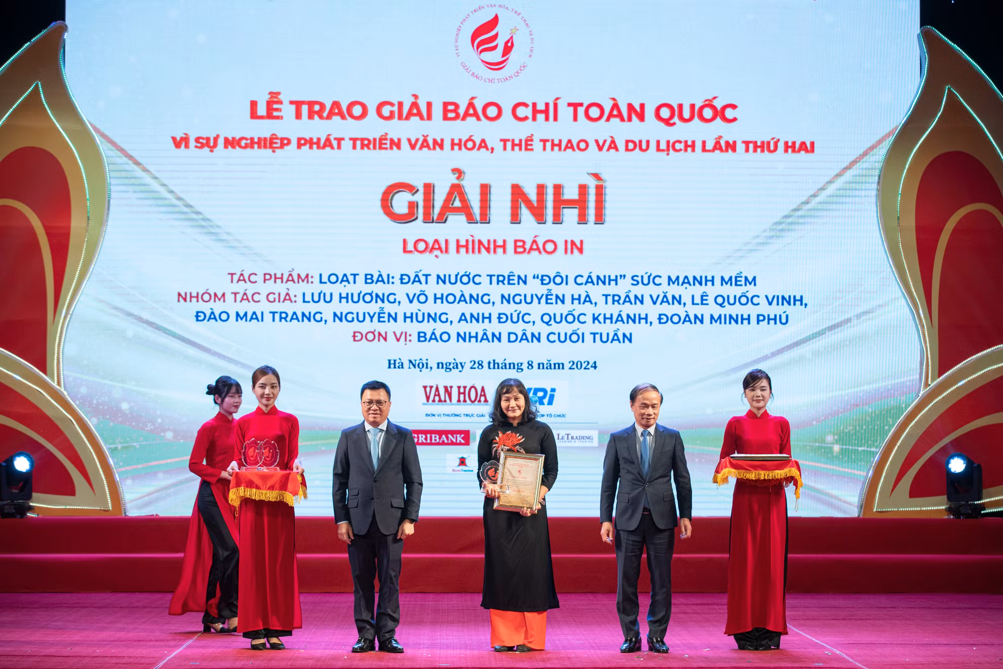 Đại diện nhóm tác giả của Báo Nhân Dân cuối tuần nhận giải Nhì loại hình báo in.