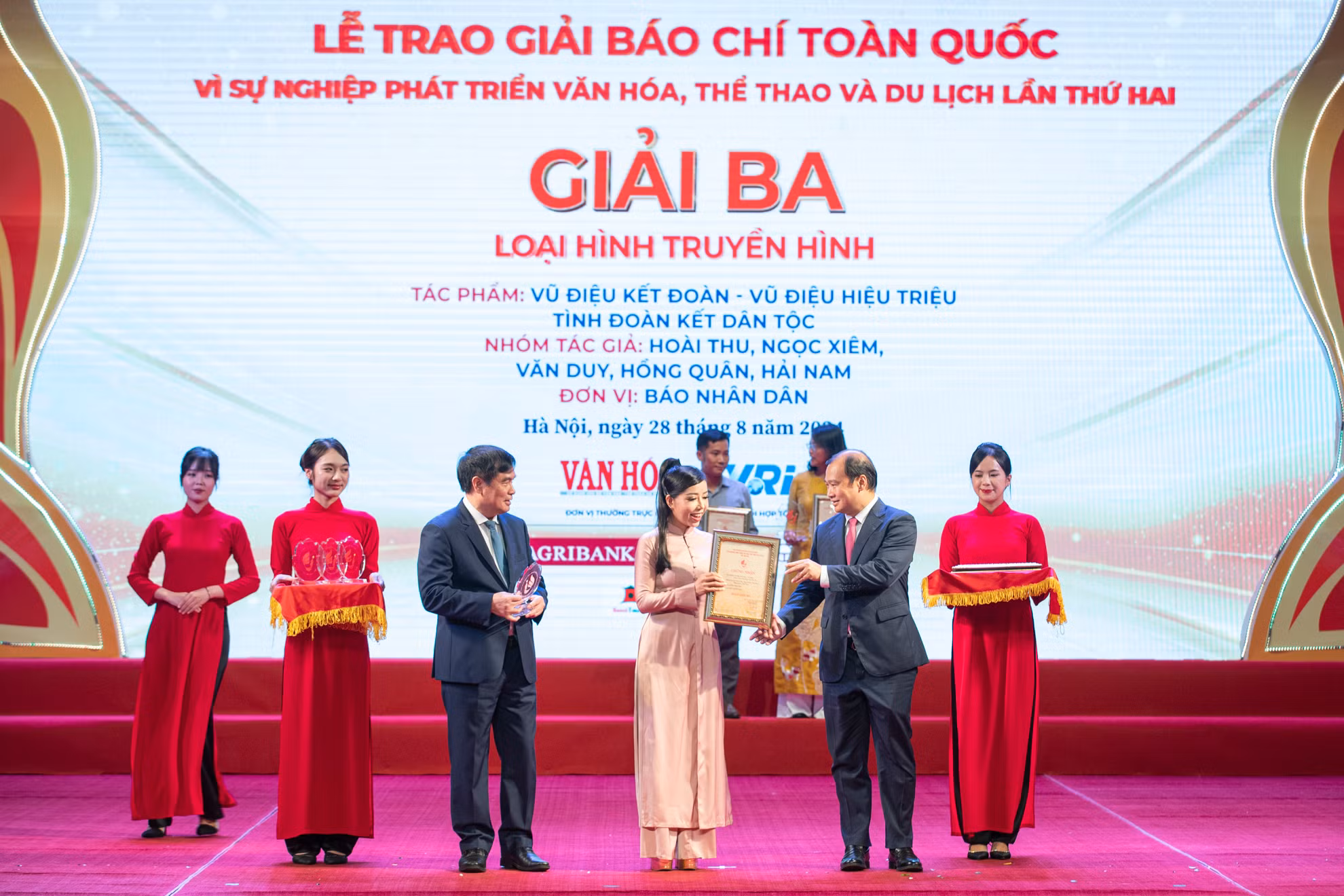 Tác giả của Truyền hình Nhân Dân nhận giải Ba.