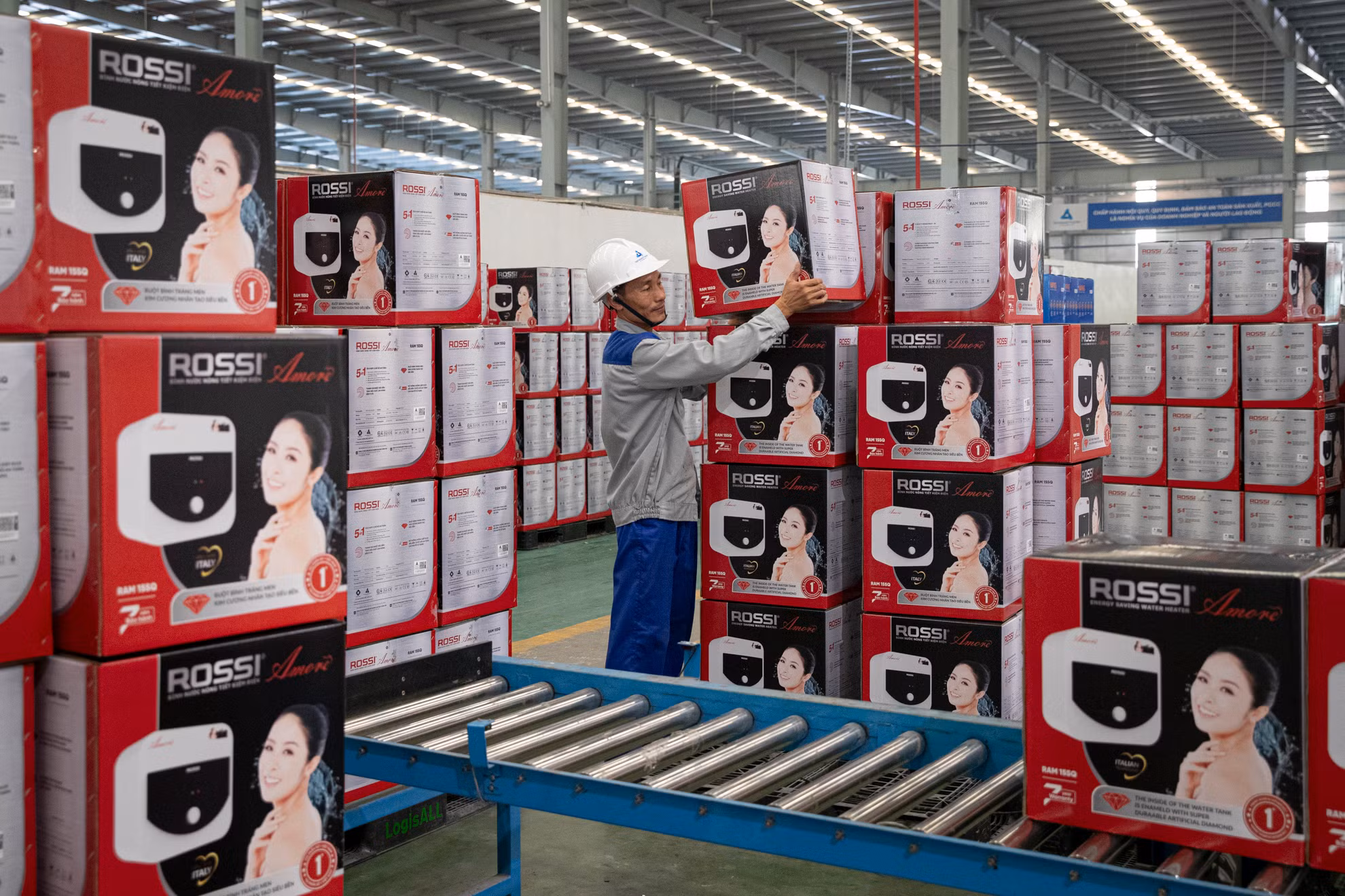 Với kết quả kinh doanh ấn tượng, Tân Á Đại Thành đóng góp lớn hơn vào ngân sách nhà nước. Trong danh sách PRIVATE 100 - Top Doanh nghiệp tư nhân nộp ngân sách lớn nhất Việt Nam do CafeF thực hiện, Tân Á Đại Thành xếp hạng 40 và dẫn đầu nhóm doanh nghiệp tư nhân ngành hàng tiêu dùng - gia dụng nộp ngân sách lớn nhất.