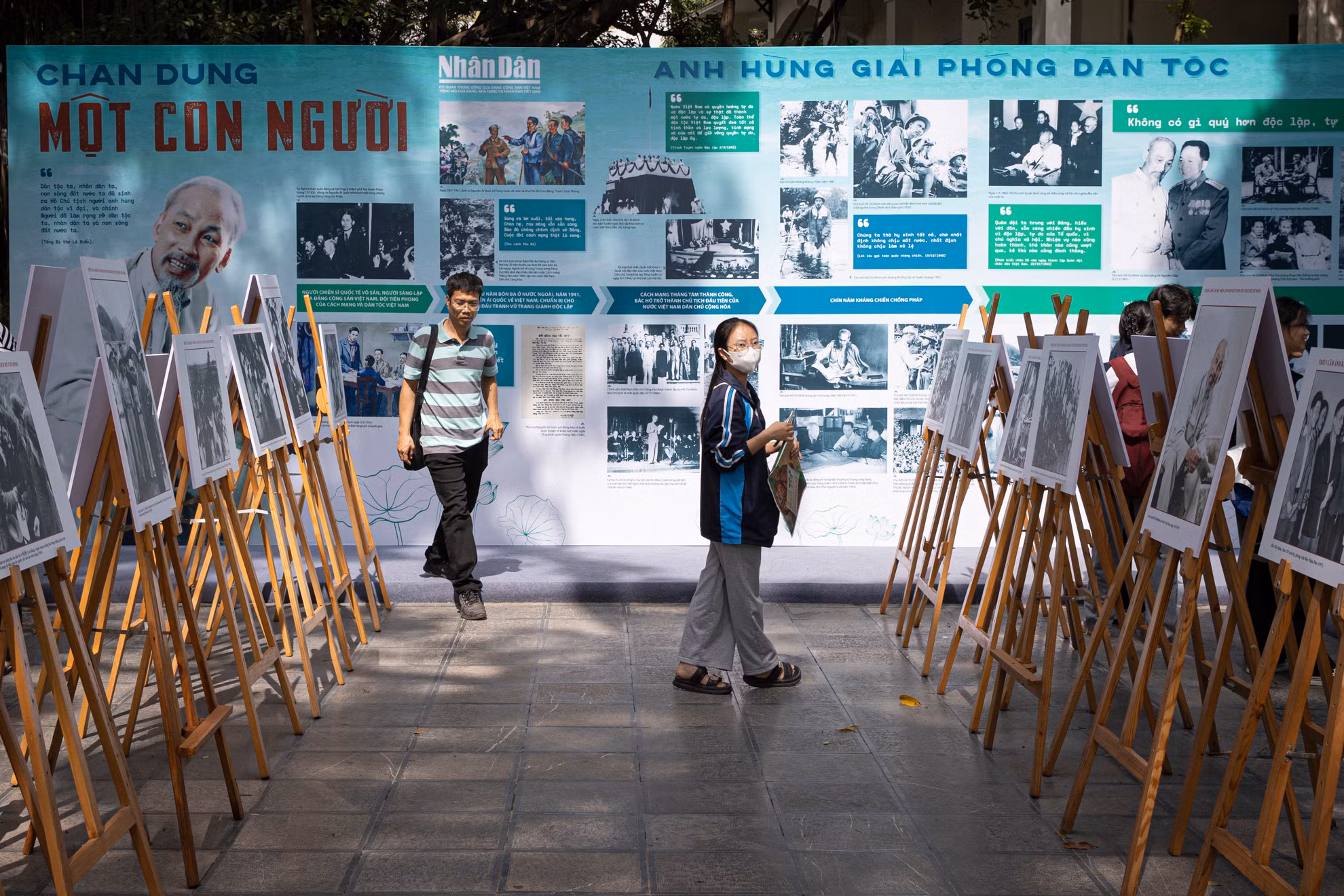 Triển lãm ảnh “Rạng rỡ tên Người” gồm 3 phần: Hồ Chí Minh - Chân dung một con người; Lòng dân yêu kính Người; Bác Hồ với Báo Nhân Dân.