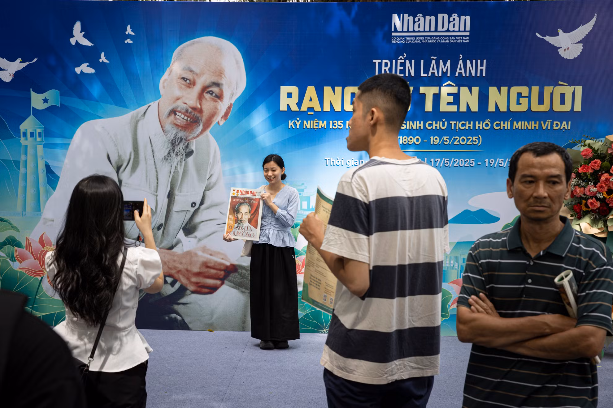 Triển lãm ảnh “Rạng rỡ tên Người” mở cửa miễn phí từ 9 giờ đến 17 giờ hằng ngày, diễn ra từ ngày 16/5/2025 cho đến hết ngày 19/5/2025 tại không gian mở của tòa soạn Báo Nhân Dân, hướng ra Hồ Gươm.