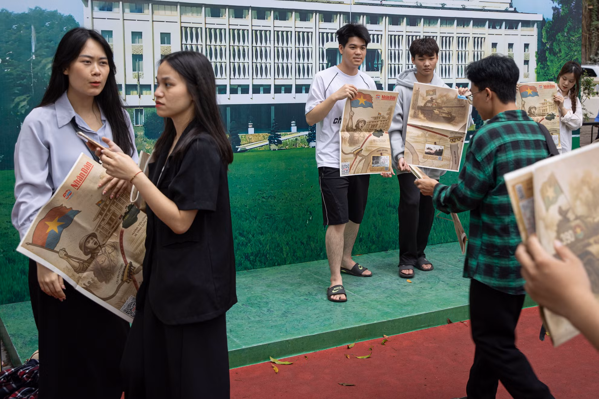 Một số bạn chia sẻ, phải mất nhiều lần quay lại mới được trực tiếp cầm trên tay phụ san đặc biệt kỷ niệm 50 năm Ngày Giải phóng miền nam, thống nhất đất nước.