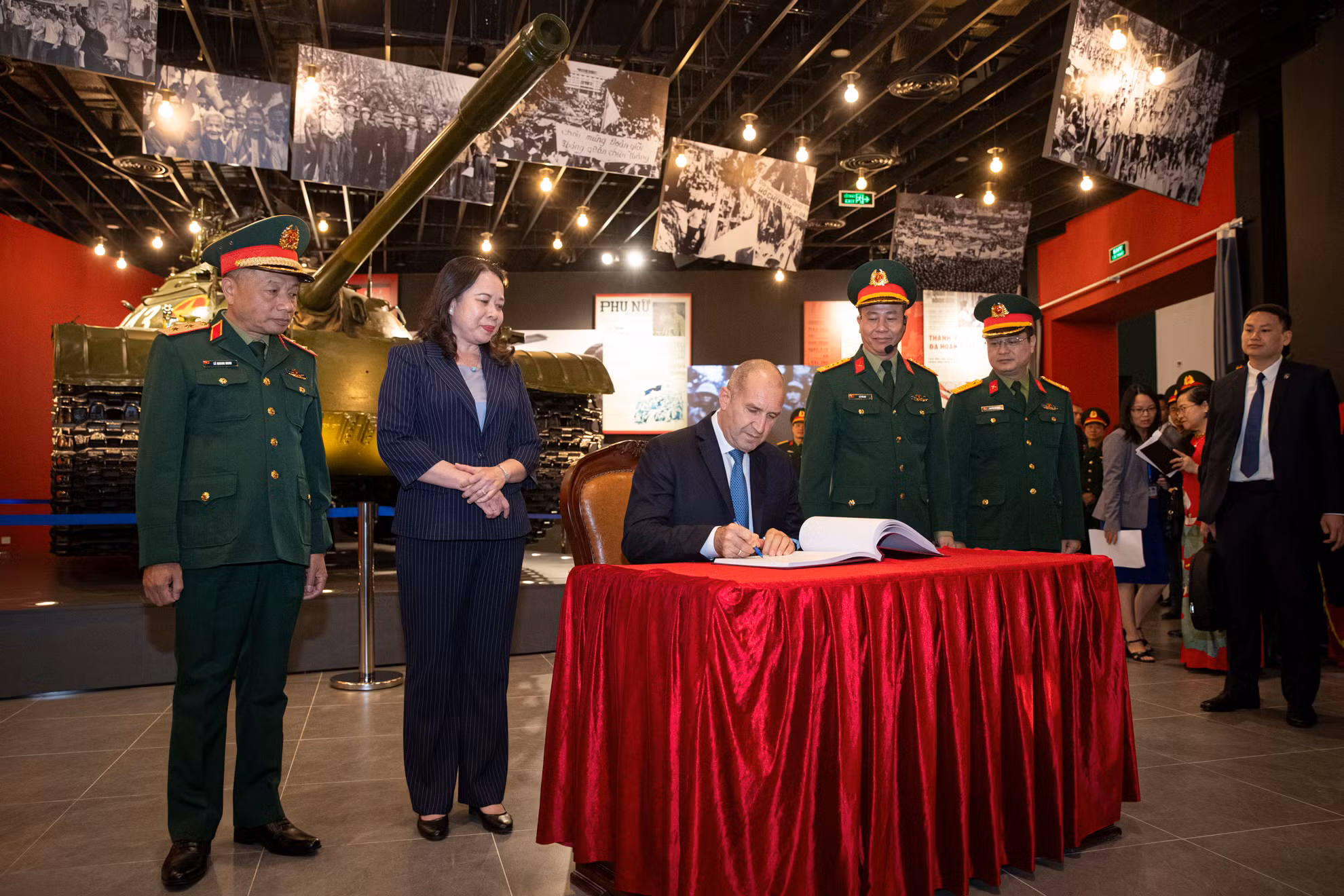 Tổng thống Bulgaria Rumen Radev viết lưu bút tại Bảo tàng Lịch sử Quân sự Việt Nam.