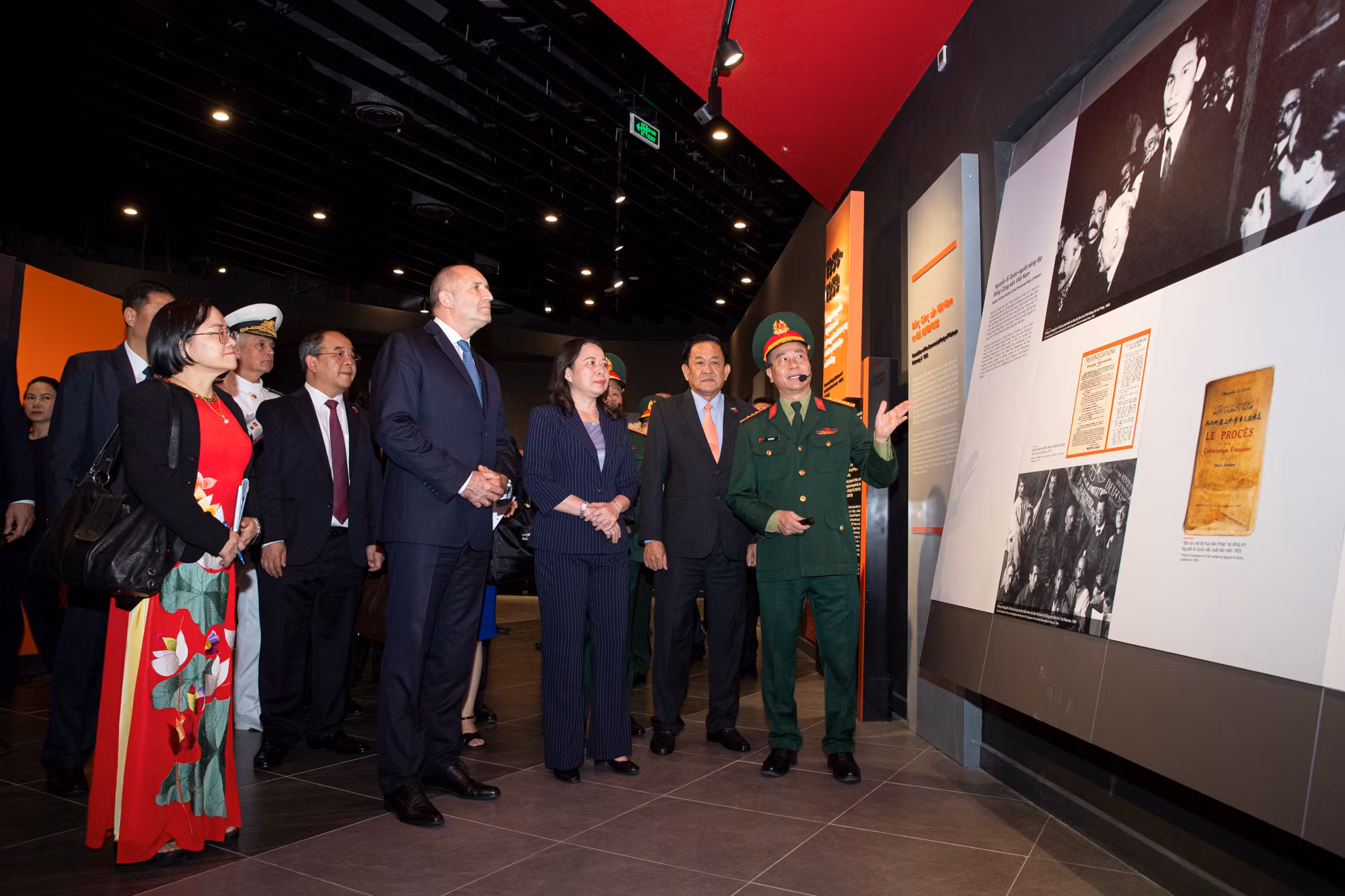 Phó Chủ tịch nước Võ Thị Ánh Xuân cùng Tổng thống Bulgaria Rumen Radev tham quan Bảo tàng Lịch sử Quân sự Việt Nam.