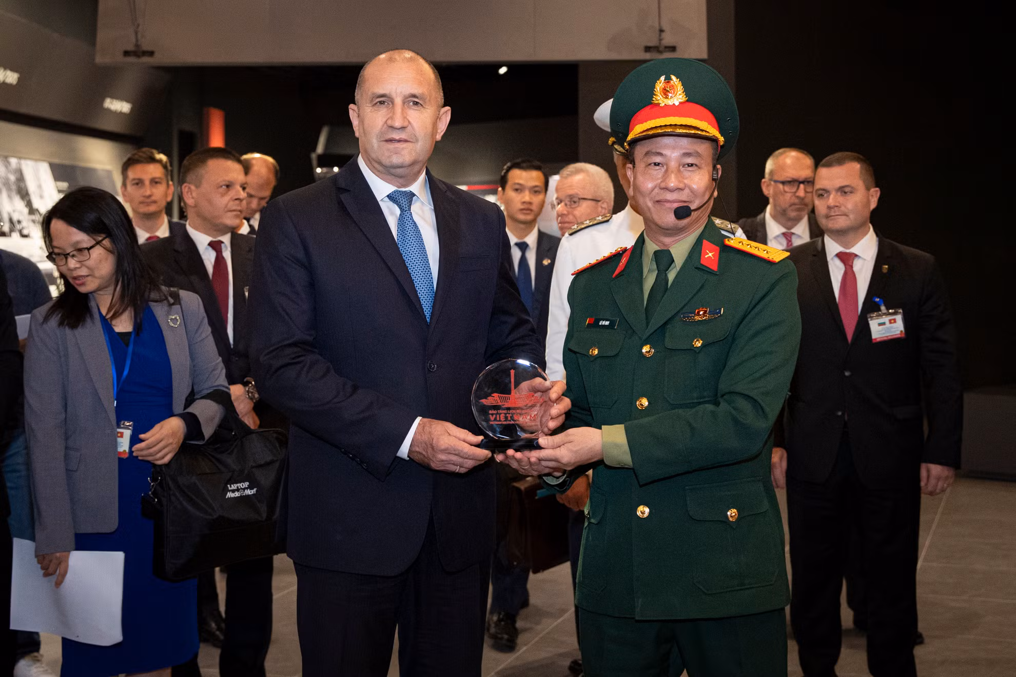 Giám đốc Bảo tàng Lịch sử Quân sự Việt Nam Đại tá Lê Vũ Huy trao quà lưu niệm, tặng Tổng thống Bulgaria Rumen Radev.