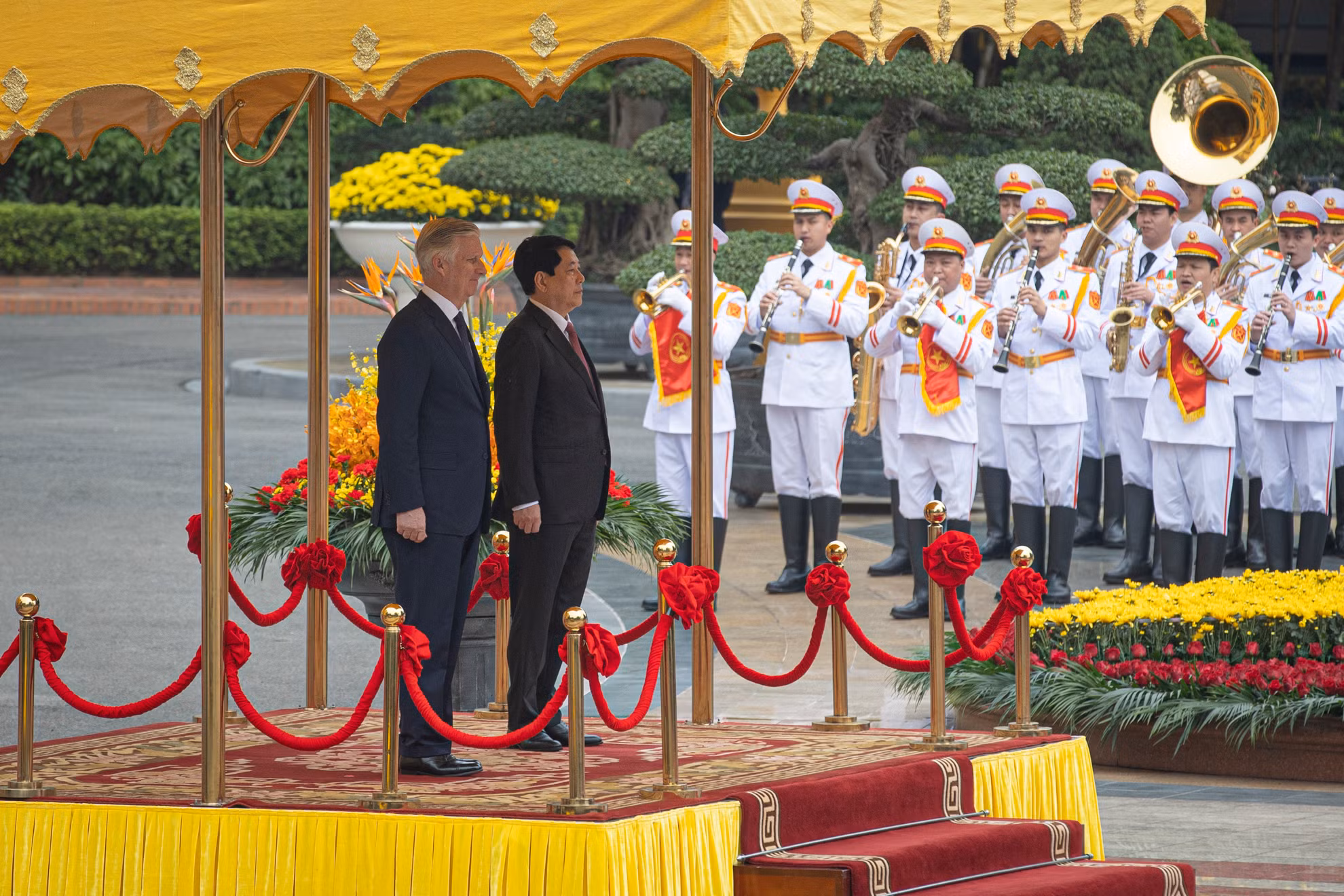 Chủ tịch nước Lương Cường và Nhà vua Vương quốc Bỉ Philippe trên bục danh dự nghe quân nhạc cử Quốc thiều hai nước. Chủ tịch nước Lương Cường và Nhà vua Vương quốc Bỉ Philippe trên bục danh dự nghe quân nhạc cử Quốc thiều hai nước.