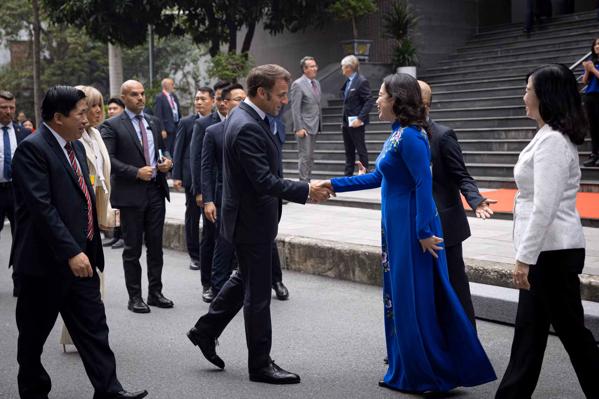 Phó Chủ tịch nước Võ Thị Ánh Xuân cùng Tổng thống Pháp Emmanuel Macron tại Trường đại học Khoa học và Công nghệ Hà Nội.