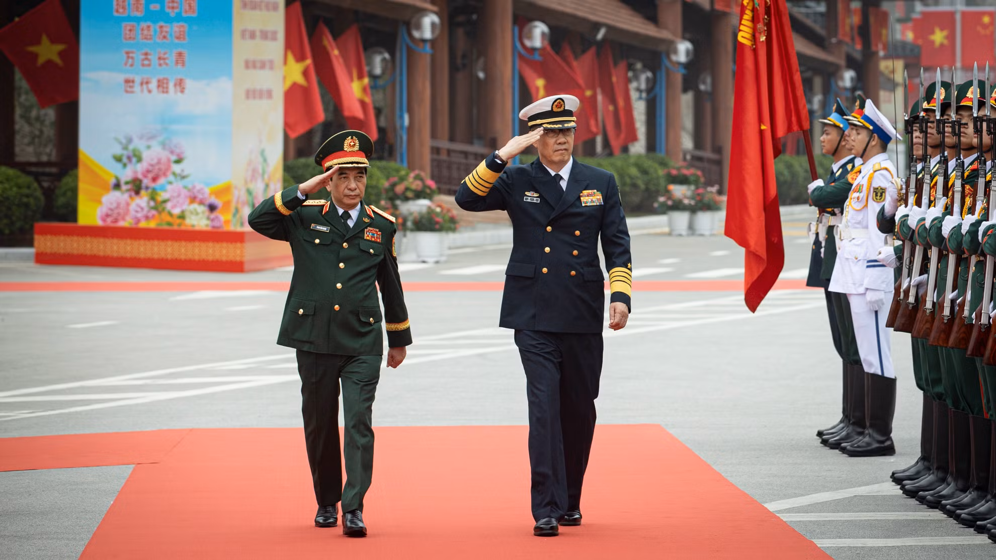 Đại tướng Phan Văn Giang, Ủy viên Bộ Chính trị, Phó Bí thư Quân ủy Trung ương, Bộ trưởng Quốc phòng và Thượng tướng Đổng Quân, Ủy viên Trung ương Đảng Cộng sản Trung Quốc, Bộ trưởng Quốc phòng Trung Quốc duyệt đội danh dự Quân đội nhân dân Việt Nam.